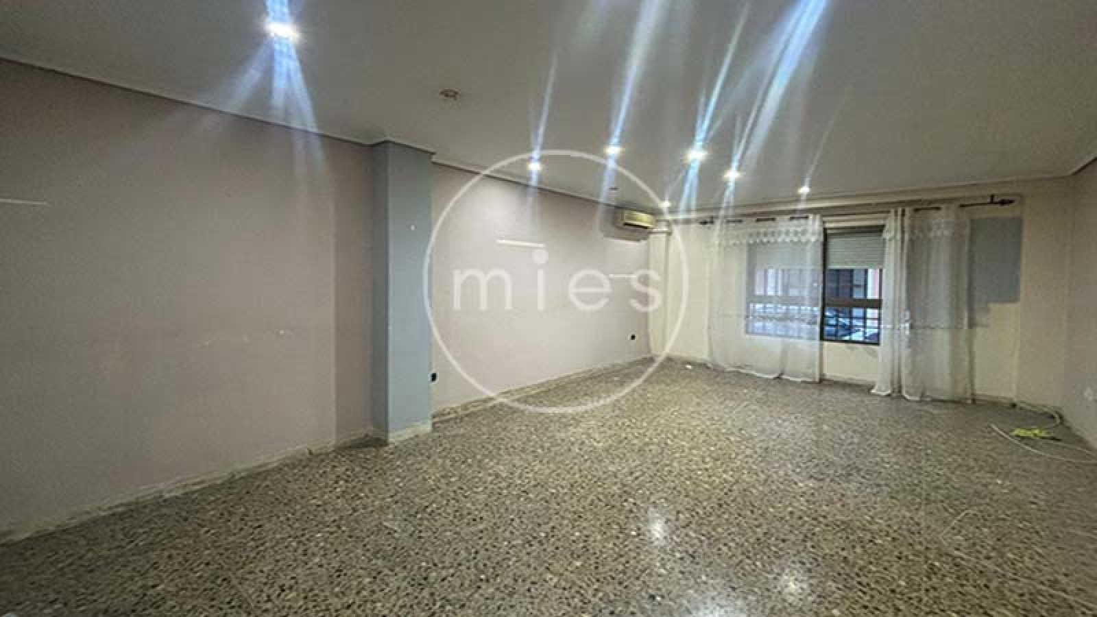  Mies Gestión Inmobiliaria pone a la venta este interesante piso VPO en CON GARAJE, TRASTERO Y PATIO,  ideal para quienes buscan una vivienda con potencial y una excelente ubicación en Paiporta.  La vivienda se encuentra a la entrada del municipio, en una zona muy cómoda donde no es necesario utilizar vehículo para el día a día. En los alrededores dispone de todo tipo de servicios: supermercados, bares, colegios, peluquerías, parada de metro y otros comercios. Paiporta forma parte del área metropolitana de Valencia, dentro de la comarca de l’Horta Sud, y destaca por su ambiente tranquilo y su buena comunicación con la capital.  El piso cuenta con tres habitaciones (dos dobles y una individual), dos cuartos de baño completos (uno con bañera y otro con plato de ducha), salón comedor, cocina independiente y terraza con lavadero.  La distribución es práctica y funcional. Al acceder a la vivienda encontramos un pequeño recibidor que da paso a dos de las habitaciones. Un pasillo conduce al cuarto de baño general, a la habitación principal con baño en suite y al salón comedor. Frente al salón se ubica la cocina, con salida directa a la terraza y al lavadero.  La vivienda está para reformar, lo que permite adaptarla a las necesidades y gustos de su futuro propietario. Gracias a su distribución y a su ubicación, ofrece múltiples posibilidades de renovación y mejora. Ubicada en una finca bien conservada de 1996, con calificación de VPO hasta diciembre de 2026, luego será de renta libre. La vivienda se ubica en la planta baja, y el patio corresponde al deslunado de la finca. Si estás pensando en cambiar de casa o en invertir en una zona con gran demanda, esta es una excelente oportunidad. Ponte en contacto con nosotros y agenda una visita. En Mies Gestión Inmobiliaria estaremos encantados de acompañarte en todo el proceso para que descubras tu próximo hogar en Paiporta.