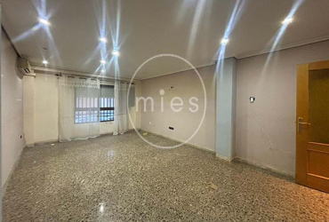  Mies Gestión Inmobiliaria pone a la venta este interesante piso VPO en CON GARAJE, TRASTERO Y PATIO,  ideal para quienes buscan una vivienda con potencial y una excelente ubicación en Paiporta.  La vivienda se encuentra a la entrada del municipio, en una zona muy cómoda donde no es necesario utilizar vehículo para el día a día. En los alrededores dispone de todo tipo de servicios: supermercados, bares, colegios, peluquerías, parada de metro y otros comercios. Paiporta forma parte del área metropolitana de Valencia, dentro de la comarca de l’Horta Sud, y destaca por su ambiente tranquilo y su buena comunicación con la capital.  El piso cuenta con tres habitaciones (dos dobles y una individual), dos cuartos de baño completos (uno con bañera y otro con plato de ducha), salón comedor, cocina independiente y terraza con lavadero.  La distribución es práctica y funcional. Al acceder a la vivienda encontramos un pequeño recibidor que da paso a dos de las habitaciones. Un pasillo conduce al cuarto de baño general, a la habitación principal con baño en suite y al salón comedor. Frente al salón se ubica la cocina, con salida directa a la terraza y al lavadero.  La vivienda está para reformar, lo que permite adaptarla a las necesidades y gustos de su futuro propietario. Gracias a su distribución y a su ubicación, ofrece múltiples posibilidades de renovación y mejora. Ubicada en una finca bien conservada de 1996, con calificación de VPO hasta diciembre de 2026, luego será de renta libre. La vivienda se ubica en la planta baja, y el patio corresponde al deslunado de la finca. Si estás pensando en cambiar de casa o en invertir en una zona con gran demanda, esta es una excelente oportunidad. Ponte en contacto con nosotros y agenda una visita. En Mies Gestión Inmobiliaria estaremos encantados de acompañarte en todo el proceso para que descubras tu próximo hogar en Paiporta.