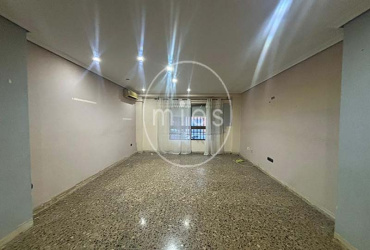  Mies Gestión Inmobiliaria pone a la venta este interesante piso VPO en CON GARAJE, TRASTERO Y PATIO,  ideal para quienes buscan una vivienda con potencial y una excelente ubicación en Paiporta.  La vivienda se encuentra a la entrada del municipio, en una zona muy cómoda donde no es necesario utilizar vehículo para el día a día. En los alrededores dispone de todo tipo de servicios: supermercados, bares, colegios, peluquerías, parada de metro y otros comercios. Paiporta forma parte del área metropolitana de Valencia, dentro de la comarca de l’Horta Sud, y destaca por su ambiente tranquilo y su buena comunicación con la capital.  El piso cuenta con tres habitaciones (dos dobles y una individual), dos cuartos de baño completos (uno con bañera y otro con plato de ducha), salón comedor, cocina independiente y terraza con lavadero.  La distribución es práctica y funcional. Al acceder a la vivienda encontramos un pequeño recibidor que da paso a dos de las habitaciones. Un pasillo conduce al cuarto de baño general, a la habitación principal con baño en suite y al salón comedor. Frente al salón se ubica la cocina, con salida directa a la terraza y al lavadero.  La vivienda está para reformar, lo que permite adaptarla a las necesidades y gustos de su futuro propietario. Gracias a su distribución y a su ubicación, ofrece múltiples posibilidades de renovación y mejora. Ubicada en una finca bien conservada de 1996, con calificación de VPO hasta diciembre de 2026, luego será de renta libre. La vivienda se ubica en la planta baja, y el patio corresponde al deslunado de la finca. Si estás pensando en cambiar de casa o en invertir en una zona con gran demanda, esta es una excelente oportunidad. Ponte en contacto con nosotros y agenda una visita. En Mies Gestión Inmobiliaria estaremos encantados de acompañarte en todo el proceso para que descubras tu próximo hogar en Paiporta.
