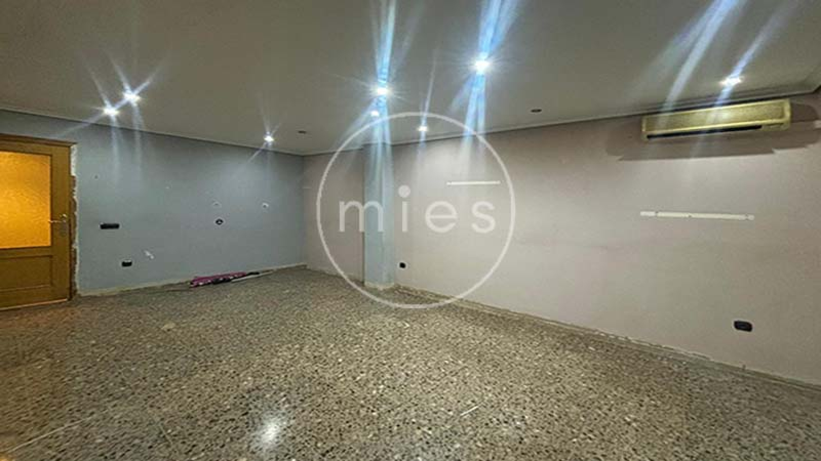  Mies Gestión Inmobiliaria pone a la venta este interesante piso VPO en CON GARAJE, TRASTERO Y PATIO,  ideal para quienes buscan una vivienda con potencial y una excelente ubicación en Paiporta.  La vivienda se encuentra a la entrada del municipio, en una zona muy cómoda donde no es necesario utilizar vehículo para el día a día. En los alrededores dispone de todo tipo de servicios: supermercados, bares, colegios, peluquerías, parada de metro y otros comercios. Paiporta forma parte del área metropolitana de Valencia, dentro de la comarca de l’Horta Sud, y destaca por su ambiente tranquilo y su buena comunicación con la capital.  El piso cuenta con tres habitaciones (dos dobles y una individual), dos cuartos de baño completos (uno con bañera y otro con plato de ducha), salón comedor, cocina independiente y terraza con lavadero.  La distribución es práctica y funcional. Al acceder a la vivienda encontramos un pequeño recibidor que da paso a dos de las habitaciones. Un pasillo conduce al cuarto de baño general, a la habitación principal con baño en suite y al salón comedor. Frente al salón se ubica la cocina, con salida directa a la terraza y al lavadero.  La vivienda está para reformar, lo que permite adaptarla a las necesidades y gustos de su futuro propietario. Gracias a su distribución y a su ubicación, ofrece múltiples posibilidades de renovación y mejora. Ubicada en una finca bien conservada de 1996, con calificación de VPO hasta diciembre de 2026, luego será de renta libre. La vivienda se ubica en la planta baja, y el patio corresponde al deslunado de la finca. Si estás pensando en cambiar de casa o en invertir en una zona con gran demanda, esta es una excelente oportunidad. Ponte en contacto con nosotros y agenda una visita. En Mies Gestión Inmobiliaria estaremos encantados de acompañarte en todo el proceso para que descubras tu próximo hogar en Paiporta.