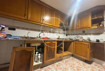  Mies Gestión Inmobiliaria pone a la venta este interesante piso VPO en CON GARAJE, TRASTERO Y PATIO,  ideal para quienes buscan una vivienda con potencial y una excelente ubicación en Paiporta.  La vivienda se encuentra a la entrada del municipio, en una zona muy cómoda donde no es necesario utilizar vehículo para el día a día. En los alrededores dispone de todo tipo de servicios: supermercados, bares, colegios, peluquerías, parada de metro y otros comercios. Paiporta forma parte del área metropolitana de Valencia, dentro de la comarca de l’Horta Sud, y destaca por su ambiente tranquilo y su buena comunicación con la capital.  El piso cuenta con tres habitaciones (dos dobles y una individual), dos cuartos de baño completos (uno con bañera y otro con plato de ducha), salón comedor, cocina independiente y terraza con lavadero.  La distribución es práctica y funcional. Al acceder a la vivienda encontramos un pequeño recibidor que da paso a dos de las habitaciones. Un pasillo conduce al cuarto de baño general, a la habitación principal con baño en suite y al salón comedor. Frente al salón se ubica la cocina, con salida directa a la terraza y al lavadero.  La vivienda está para reformar, lo que permite adaptarla a las necesidades y gustos de su futuro propietario. Gracias a su distribución y a su ubicación, ofrece múltiples posibilidades de renovación y mejora. Ubicada en una finca bien conservada de 1996, con calificación de VPO hasta diciembre de 2026, luego será de renta libre. La vivienda se ubica en la planta baja, y el patio corresponde al deslunado de la finca. Si estás pensando en cambiar de casa o en invertir en una zona con gran demanda, esta es una excelente oportunidad. Ponte en contacto con nosotros y agenda una visita. En Mies Gestión Inmobiliaria estaremos encantados de acompañarte en todo el proceso para que descubras tu próximo hogar en Paiporta.