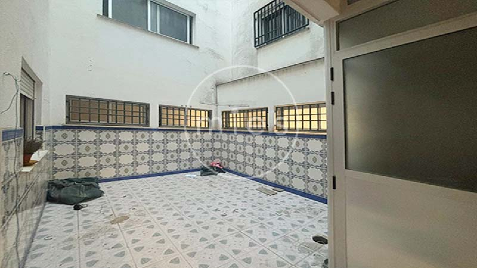  Mies Gestión Inmobiliaria pone a la venta este interesante piso VPO en CON GARAJE, TRASTERO Y PATIO,  ideal para quienes buscan una vivienda con potencial y una excelente ubicación en Paiporta.  La vivienda se encuentra a la entrada del municipio, en una zona muy cómoda donde no es necesario utilizar vehículo para el día a día. En los alrededores dispone de todo tipo de servicios: supermercados, bares, colegios, peluquerías, parada de metro y otros comercios. Paiporta forma parte del área metropolitana de Valencia, dentro de la comarca de l’Horta Sud, y destaca por su ambiente tranquilo y su buena comunicación con la capital.  El piso cuenta con tres habitaciones (dos dobles y una individual), dos cuartos de baño completos (uno con bañera y otro con plato de ducha), salón comedor, cocina independiente y terraza con lavadero.  La distribución es práctica y funcional. Al acceder a la vivienda encontramos un pequeño recibidor que da paso a dos de las habitaciones. Un pasillo conduce al cuarto de baño general, a la habitación principal con baño en suite y al salón comedor. Frente al salón se ubica la cocina, con salida directa a la terraza y al lavadero.  La vivienda está para reformar, lo que permite adaptarla a las necesidades y gustos de su futuro propietario. Gracias a su distribución y a su ubicación, ofrece múltiples posibilidades de renovación y mejora. Ubicada en una finca bien conservada de 1996, con calificación de VPO hasta diciembre de 2026, luego será de renta libre. La vivienda se ubica en la planta baja, y el patio corresponde al deslunado de la finca. Si estás pensando en cambiar de casa o en invertir en una zona con gran demanda, esta es una excelente oportunidad. Ponte en contacto con nosotros y agenda una visita. En Mies Gestión Inmobiliaria estaremos encantados de acompañarte en todo el proceso para que descubras tu próximo hogar en Paiporta.