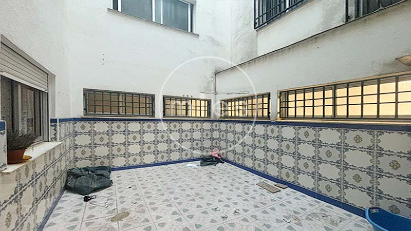  Mies Gestión Inmobiliaria pone a la venta este interesante piso VPO en CON GARAJE, TRASTERO Y PATIO,  ideal para quienes buscan una vivienda con potencial y una excelente ubicación en Paiporta.  La vivienda se encuentra a la entrada del municipio, en una zona muy cómoda donde no es necesario utilizar vehículo para el día a día. En los alrededores dispone de todo tipo de servicios: supermercados, bares, colegios, peluquerías, parada de metro y otros comercios. Paiporta forma parte del área metropolitana de Valencia, dentro de la comarca de l’Horta Sud, y destaca por su ambiente tranquilo y su buena comunicación con la capital.  El piso cuenta con tres habitaciones (dos dobles y una individual), dos cuartos de baño completos (uno con bañera y otro con plato de ducha), salón comedor, cocina independiente y terraza con lavadero.  La distribución es práctica y funcional. Al acceder a la vivienda encontramos un pequeño recibidor que da paso a dos de las habitaciones. Un pasillo conduce al cuarto de baño general, a la habitación principal con baño en suite y al salón comedor. Frente al salón se ubica la cocina, con salida directa a la terraza y al lavadero.  La vivienda está para reformar, lo que permite adaptarla a las necesidades y gustos de su futuro propietario. Gracias a su distribución y a su ubicación, ofrece múltiples posibilidades de renovación y mejora. Ubicada en una finca bien conservada de 1996, con calificación de VPO hasta diciembre de 2026, luego será de renta libre. La vivienda se ubica en la planta baja, y el patio corresponde al deslunado de la finca. Si estás pensando en cambiar de casa o en invertir en una zona con gran demanda, esta es una excelente oportunidad. Ponte en contacto con nosotros y agenda una visita. En Mies Gestión Inmobiliaria estaremos encantados de acompañarte en todo el proceso para que descubras tu próximo hogar en Paiporta.