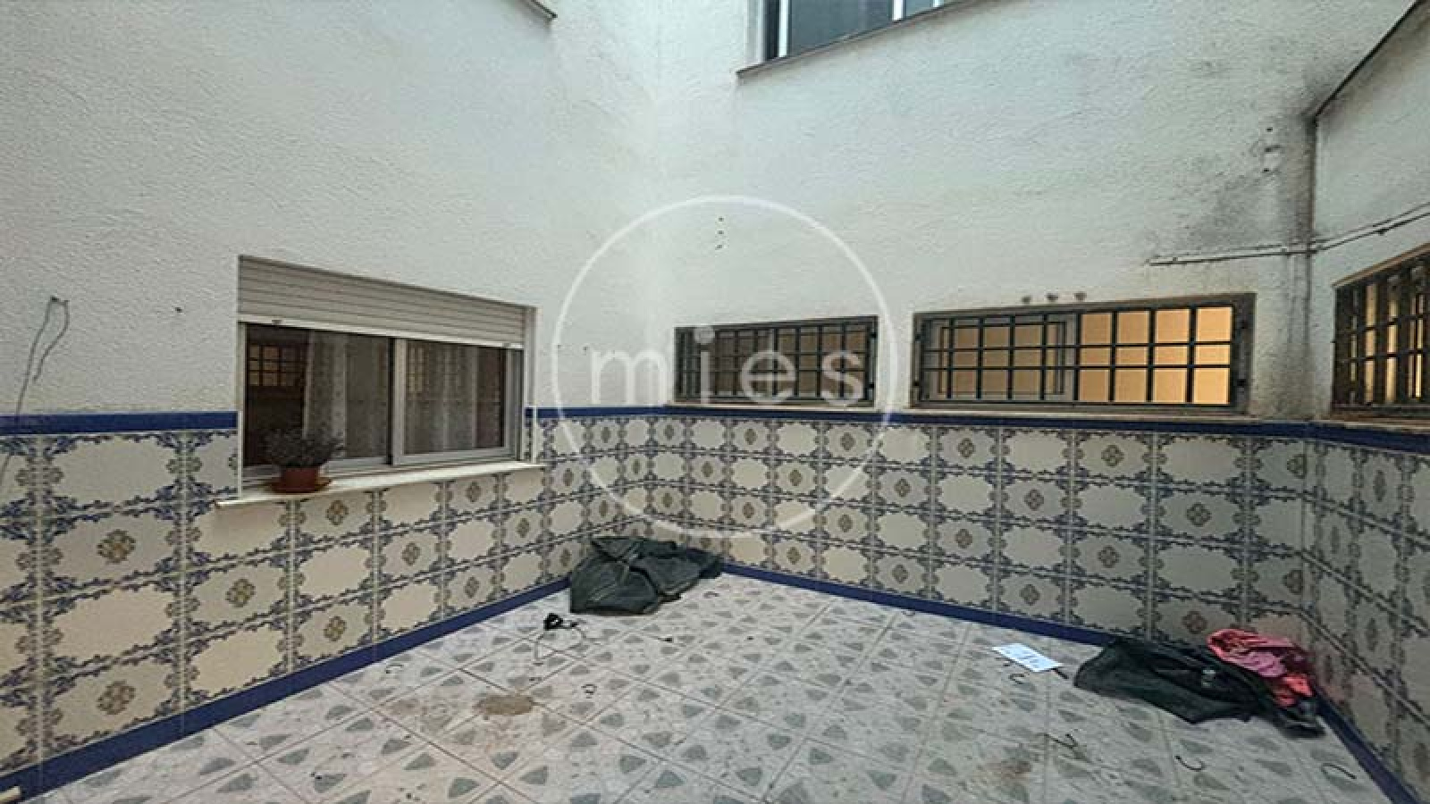  Mies Gestión Inmobiliaria pone a la venta este interesante piso VPO en CON GARAJE, TRASTERO Y PATIO,  ideal para quienes buscan una vivienda con potencial y una excelente ubicación en Paiporta.  La vivienda se encuentra a la entrada del municipio, en una zona muy cómoda donde no es necesario utilizar vehículo para el día a día. En los alrededores dispone de todo tipo de servicios: supermercados, bares, colegios, peluquerías, parada de metro y otros comercios. Paiporta forma parte del área metropolitana de Valencia, dentro de la comarca de l’Horta Sud, y destaca por su ambiente tranquilo y su buena comunicación con la capital.  El piso cuenta con tres habitaciones (dos dobles y una individual), dos cuartos de baño completos (uno con bañera y otro con plato de ducha), salón comedor, cocina independiente y terraza con lavadero.  La distribución es práctica y funcional. Al acceder a la vivienda encontramos un pequeño recibidor que da paso a dos de las habitaciones. Un pasillo conduce al cuarto de baño general, a la habitación principal con baño en suite y al salón comedor. Frente al salón se ubica la cocina, con salida directa a la terraza y al lavadero.  La vivienda está para reformar, lo que permite adaptarla a las necesidades y gustos de su futuro propietario. Gracias a su distribución y a su ubicación, ofrece múltiples posibilidades de renovación y mejora. Ubicada en una finca bien conservada de 1996, con calificación de VPO hasta diciembre de 2026, luego será de renta libre. La vivienda se ubica en la planta baja, y el patio corresponde al deslunado de la finca. Si estás pensando en cambiar de casa o en invertir en una zona con gran demanda, esta es una excelente oportunidad. Ponte en contacto con nosotros y agenda una visita. En Mies Gestión Inmobiliaria estaremos encantados de acompañarte en todo el proceso para que descubras tu próximo hogar en Paiporta.