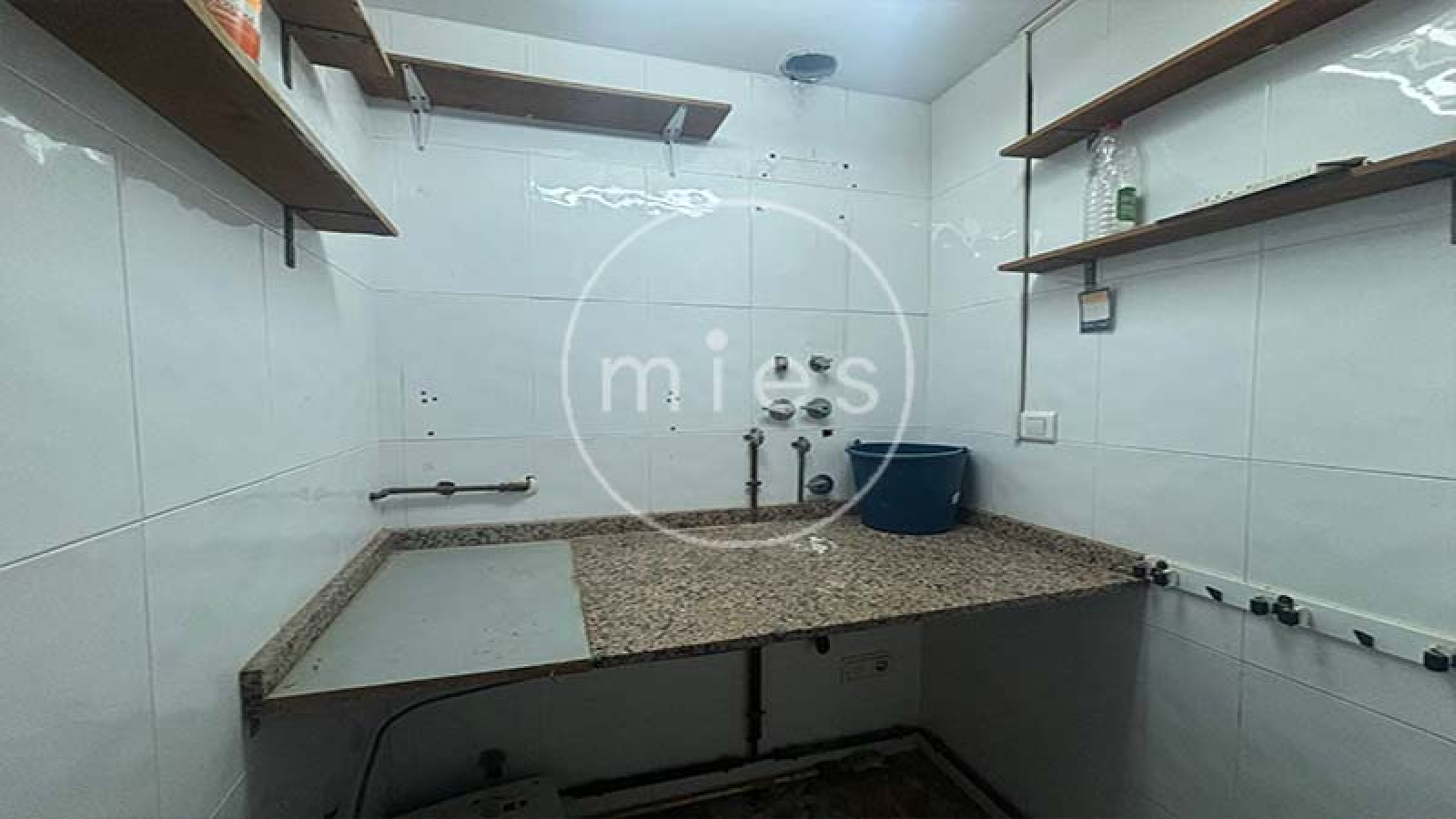  Mies Gestión Inmobiliaria pone a la venta este interesante piso VPO en CON GARAJE, TRASTERO Y PATIO,  ideal para quienes buscan una vivienda con potencial y una excelente ubicación en Paiporta.  La vivienda se encuentra a la entrada del municipio, en una zona muy cómoda donde no es necesario utilizar vehículo para el día a día. En los alrededores dispone de todo tipo de servicios: supermercados, bares, colegios, peluquerías, parada de metro y otros comercios. Paiporta forma parte del área metropolitana de Valencia, dentro de la comarca de l’Horta Sud, y destaca por su ambiente tranquilo y su buena comunicación con la capital.  El piso cuenta con tres habitaciones (dos dobles y una individual), dos cuartos de baño completos (uno con bañera y otro con plato de ducha), salón comedor, cocina independiente y terraza con lavadero.  La distribución es práctica y funcional. Al acceder a la vivienda encontramos un pequeño recibidor que da paso a dos de las habitaciones. Un pasillo conduce al cuarto de baño general, a la habitación principal con baño en suite y al salón comedor. Frente al salón se ubica la cocina, con salida directa a la terraza y al lavadero.  La vivienda está para reformar, lo que permite adaptarla a las necesidades y gustos de su futuro propietario. Gracias a su distribución y a su ubicación, ofrece múltiples posibilidades de renovación y mejora. Ubicada en una finca bien conservada de 1996, con calificación de VPO hasta diciembre de 2026, luego será de renta libre. La vivienda se ubica en la planta baja, y el patio corresponde al deslunado de la finca. Si estás pensando en cambiar de casa o en invertir en una zona con gran demanda, esta es una excelente oportunidad. Ponte en contacto con nosotros y agenda una visita. En Mies Gestión Inmobiliaria estaremos encantados de acompañarte en todo el proceso para que descubras tu próximo hogar en Paiporta.