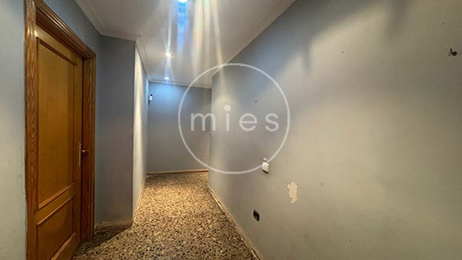  Mies Gestión Inmobiliaria pone a la venta este interesante piso VPO en CON GARAJE, TRASTERO Y PATIO,  ideal para quienes buscan una vivienda con potencial y una excelente ubicación en Paiporta.  La vivienda se encuentra a la entrada del municipio, en una zona muy cómoda donde no es necesario utilizar vehículo para el día a día. En los alrededores dispone de todo tipo de servicios: supermercados, bares, colegios, peluquerías, parada de metro y otros comercios. Paiporta forma parte del área metropolitana de Valencia, dentro de la comarca de l’Horta Sud, y destaca por su ambiente tranquilo y su buena comunicación con la capital.  El piso cuenta con tres habitaciones (dos dobles y una individual), dos cuartos de baño completos (uno con bañera y otro con plato de ducha), salón comedor, cocina independiente y terraza con lavadero.  La distribución es práctica y funcional. Al acceder a la vivienda encontramos un pequeño recibidor que da paso a dos de las habitaciones. Un pasillo conduce al cuarto de baño general, a la habitación principal con baño en suite y al salón comedor. Frente al salón se ubica la cocina, con salida directa a la terraza y al lavadero.  La vivienda está para reformar, lo que permite adaptarla a las necesidades y gustos de su futuro propietario. Gracias a su distribución y a su ubicación, ofrece múltiples posibilidades de renovación y mejora. Ubicada en una finca bien conservada de 1996, con calificación de VPO hasta diciembre de 2026, luego será de renta libre. La vivienda se ubica en la planta baja, y el patio corresponde al deslunado de la finca. Si estás pensando en cambiar de casa o en invertir en una zona con gran demanda, esta es una excelente oportunidad. Ponte en contacto con nosotros y agenda una visita. En Mies Gestión Inmobiliaria estaremos encantados de acompañarte en todo el proceso para que descubras tu próximo hogar en Paiporta.