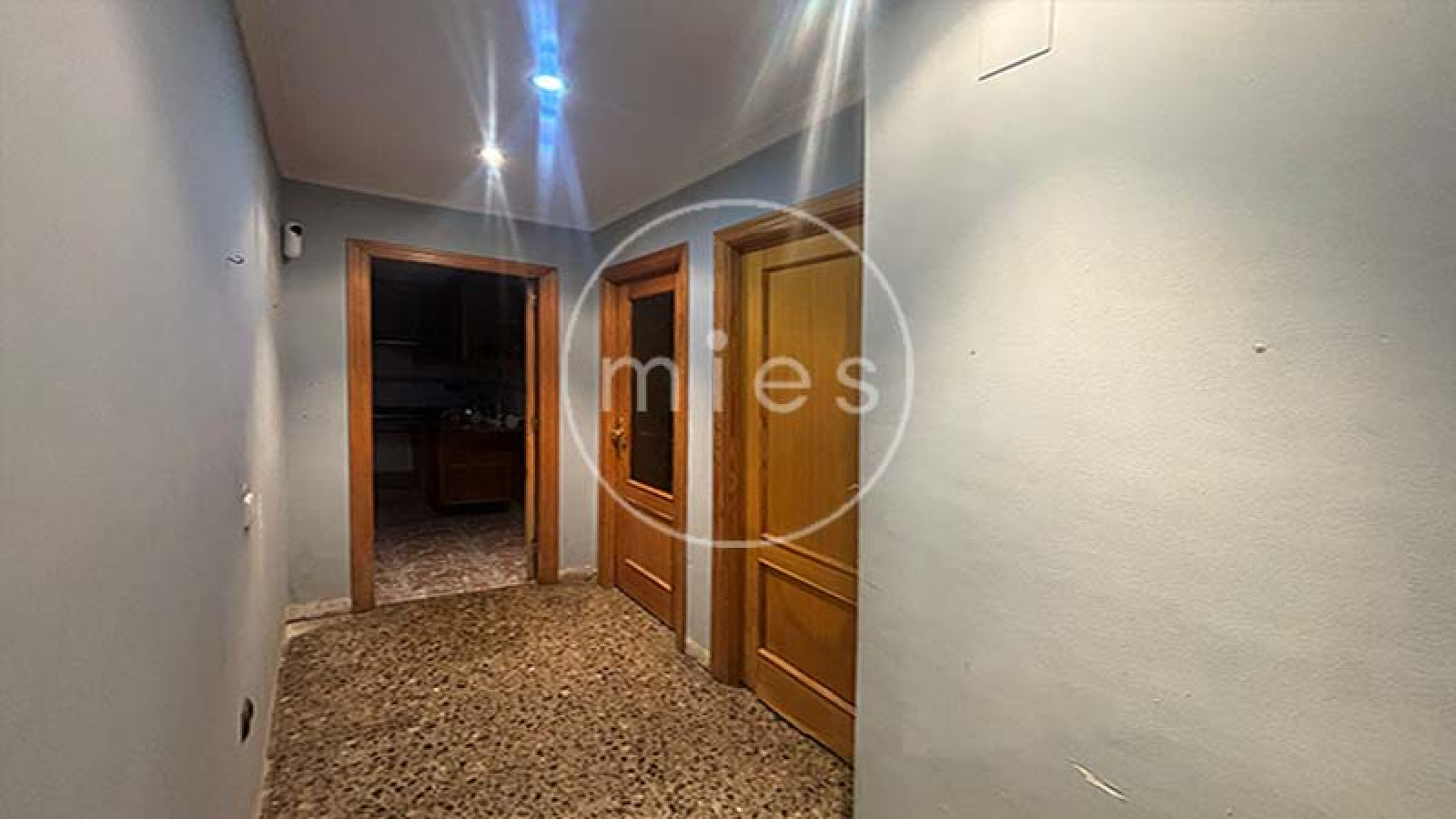  Mies Gestión Inmobiliaria pone a la venta este interesante piso VPO en CON GARAJE, TRASTERO Y PATIO,  ideal para quienes buscan una vivienda con potencial y una excelente ubicación en Paiporta.  La vivienda se encuentra a la entrada del municipio, en una zona muy cómoda donde no es necesario utilizar vehículo para el día a día. En los alrededores dispone de todo tipo de servicios: supermercados, bares, colegios, peluquerías, parada de metro y otros comercios. Paiporta forma parte del área metropolitana de Valencia, dentro de la comarca de l’Horta Sud, y destaca por su ambiente tranquilo y su buena comunicación con la capital.  El piso cuenta con tres habitaciones (dos dobles y una individual), dos cuartos de baño completos (uno con bañera y otro con plato de ducha), salón comedor, cocina independiente y terraza con lavadero.  La distribución es práctica y funcional. Al acceder a la vivienda encontramos un pequeño recibidor que da paso a dos de las habitaciones. Un pasillo conduce al cuarto de baño general, a la habitación principal con baño en suite y al salón comedor. Frente al salón se ubica la cocina, con salida directa a la terraza y al lavadero.  La vivienda está para reformar, lo que permite adaptarla a las necesidades y gustos de su futuro propietario. Gracias a su distribución y a su ubicación, ofrece múltiples posibilidades de renovación y mejora. Ubicada en una finca bien conservada de 1996, con calificación de VPO hasta diciembre de 2026, luego será de renta libre. La vivienda se ubica en la planta baja, y el patio corresponde al deslunado de la finca. Si estás pensando en cambiar de casa o en invertir en una zona con gran demanda, esta es una excelente oportunidad. Ponte en contacto con nosotros y agenda una visita. En Mies Gestión Inmobiliaria estaremos encantados de acompañarte en todo el proceso para que descubras tu próximo hogar en Paiporta.