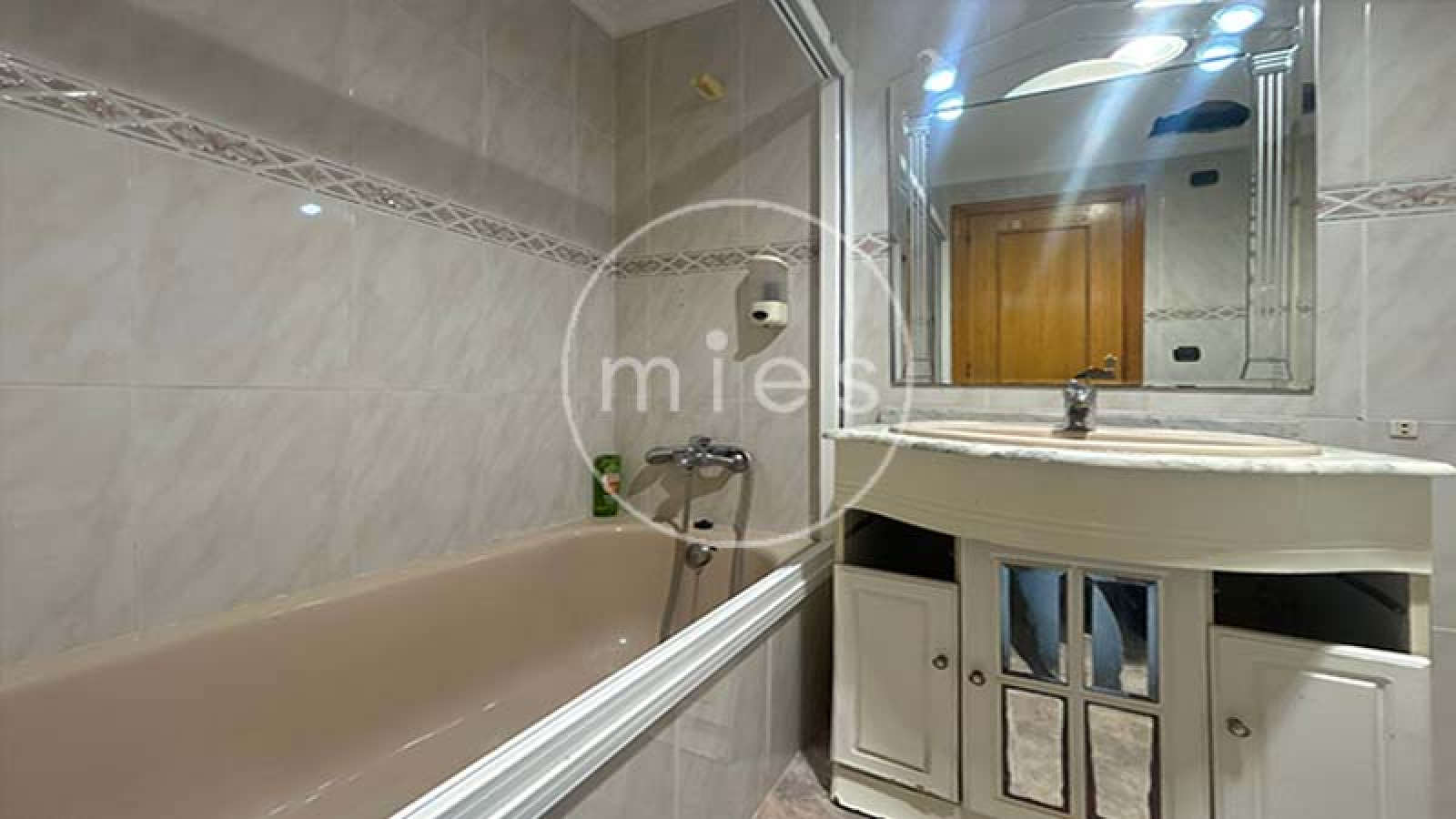  Mies Gestión Inmobiliaria pone a la venta este interesante piso VPO en CON GARAJE, TRASTERO Y PATIO,  ideal para quienes buscan una vivienda con potencial y una excelente ubicación en Paiporta.  La vivienda se encuentra a la entrada del municipio, en una zona muy cómoda donde no es necesario utilizar vehículo para el día a día. En los alrededores dispone de todo tipo de servicios: supermercados, bares, colegios, peluquerías, parada de metro y otros comercios. Paiporta forma parte del área metropolitana de Valencia, dentro de la comarca de l’Horta Sud, y destaca por su ambiente tranquilo y su buena comunicación con la capital.  El piso cuenta con tres habitaciones (dos dobles y una individual), dos cuartos de baño completos (uno con bañera y otro con plato de ducha), salón comedor, cocina independiente y terraza con lavadero.  La distribución es práctica y funcional. Al acceder a la vivienda encontramos un pequeño recibidor que da paso a dos de las habitaciones. Un pasillo conduce al cuarto de baño general, a la habitación principal con baño en suite y al salón comedor. Frente al salón se ubica la cocina, con salida directa a la terraza y al lavadero.  La vivienda está para reformar, lo que permite adaptarla a las necesidades y gustos de su futuro propietario. Gracias a su distribución y a su ubicación, ofrece múltiples posibilidades de renovación y mejora. Ubicada en una finca bien conservada de 1996, con calificación de VPO hasta diciembre de 2026, luego será de renta libre. La vivienda se ubica en la planta baja, y el patio corresponde al deslunado de la finca. Si estás pensando en cambiar de casa o en invertir en una zona con gran demanda, esta es una excelente oportunidad. Ponte en contacto con nosotros y agenda una visita. En Mies Gestión Inmobiliaria estaremos encantados de acompañarte en todo el proceso para que descubras tu próximo hogar en Paiporta.