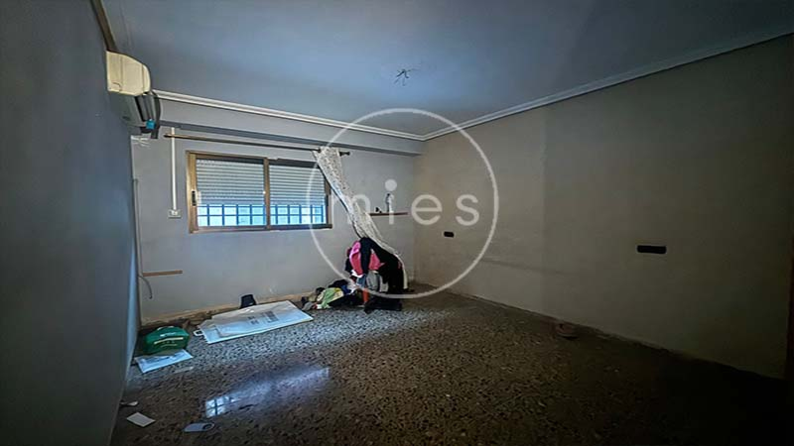  Mies Gestión Inmobiliaria pone a la venta este interesante piso VPO en CON GARAJE, TRASTERO Y PATIO,  ideal para quienes buscan una vivienda con potencial y una excelente ubicación en Paiporta.  La vivienda se encuentra a la entrada del municipio, en una zona muy cómoda donde no es necesario utilizar vehículo para el día a día. En los alrededores dispone de todo tipo de servicios: supermercados, bares, colegios, peluquerías, parada de metro y otros comercios. Paiporta forma parte del área metropolitana de Valencia, dentro de la comarca de l’Horta Sud, y destaca por su ambiente tranquilo y su buena comunicación con la capital.  El piso cuenta con tres habitaciones (dos dobles y una individual), dos cuartos de baño completos (uno con bañera y otro con plato de ducha), salón comedor, cocina independiente y terraza con lavadero.  La distribución es práctica y funcional. Al acceder a la vivienda encontramos un pequeño recibidor que da paso a dos de las habitaciones. Un pasillo conduce al cuarto de baño general, a la habitación principal con baño en suite y al salón comedor. Frente al salón se ubica la cocina, con salida directa a la terraza y al lavadero.  La vivienda está para reformar, lo que permite adaptarla a las necesidades y gustos de su futuro propietario. Gracias a su distribución y a su ubicación, ofrece múltiples posibilidades de renovación y mejora. Ubicada en una finca bien conservada de 1996, con calificación de VPO hasta diciembre de 2026, luego será de renta libre. La vivienda se ubica en la planta baja, y el patio corresponde al deslunado de la finca. Si estás pensando en cambiar de casa o en invertir en una zona con gran demanda, esta es una excelente oportunidad. Ponte en contacto con nosotros y agenda una visita. En Mies Gestión Inmobiliaria estaremos encantados de acompañarte en todo el proceso para que descubras tu próximo hogar en Paiporta.