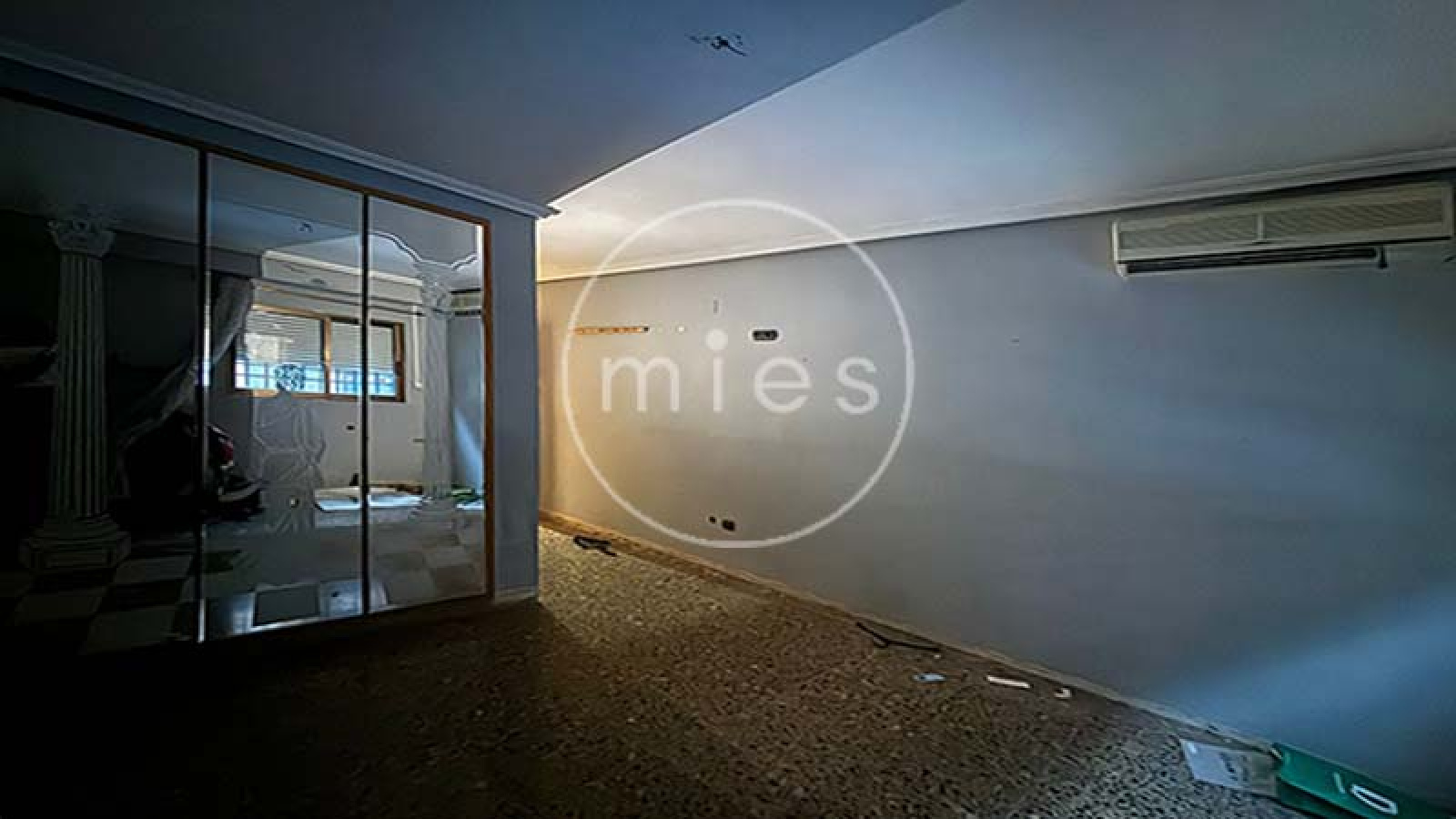  Mies Gestión Inmobiliaria pone a la venta este interesante piso VPO en CON GARAJE, TRASTERO Y PATIO,  ideal para quienes buscan una vivienda con potencial y una excelente ubicación en Paiporta.  La vivienda se encuentra a la entrada del municipio, en una zona muy cómoda donde no es necesario utilizar vehículo para el día a día. En los alrededores dispone de todo tipo de servicios: supermercados, bares, colegios, peluquerías, parada de metro y otros comercios. Paiporta forma parte del área metropolitana de Valencia, dentro de la comarca de l’Horta Sud, y destaca por su ambiente tranquilo y su buena comunicación con la capital.  El piso cuenta con tres habitaciones (dos dobles y una individual), dos cuartos de baño completos (uno con bañera y otro con plato de ducha), salón comedor, cocina independiente y terraza con lavadero.  La distribución es práctica y funcional. Al acceder a la vivienda encontramos un pequeño recibidor que da paso a dos de las habitaciones. Un pasillo conduce al cuarto de baño general, a la habitación principal con baño en suite y al salón comedor. Frente al salón se ubica la cocina, con salida directa a la terraza y al lavadero.  La vivienda está para reformar, lo que permite adaptarla a las necesidades y gustos de su futuro propietario. Gracias a su distribución y a su ubicación, ofrece múltiples posibilidades de renovación y mejora. Ubicada en una finca bien conservada de 1996, con calificación de VPO hasta diciembre de 2026, luego será de renta libre. La vivienda se ubica en la planta baja, y el patio corresponde al deslunado de la finca. Si estás pensando en cambiar de casa o en invertir en una zona con gran demanda, esta es una excelente oportunidad. Ponte en contacto con nosotros y agenda una visita. En Mies Gestión Inmobiliaria estaremos encantados de acompañarte en todo el proceso para que descubras tu próximo hogar en Paiporta.