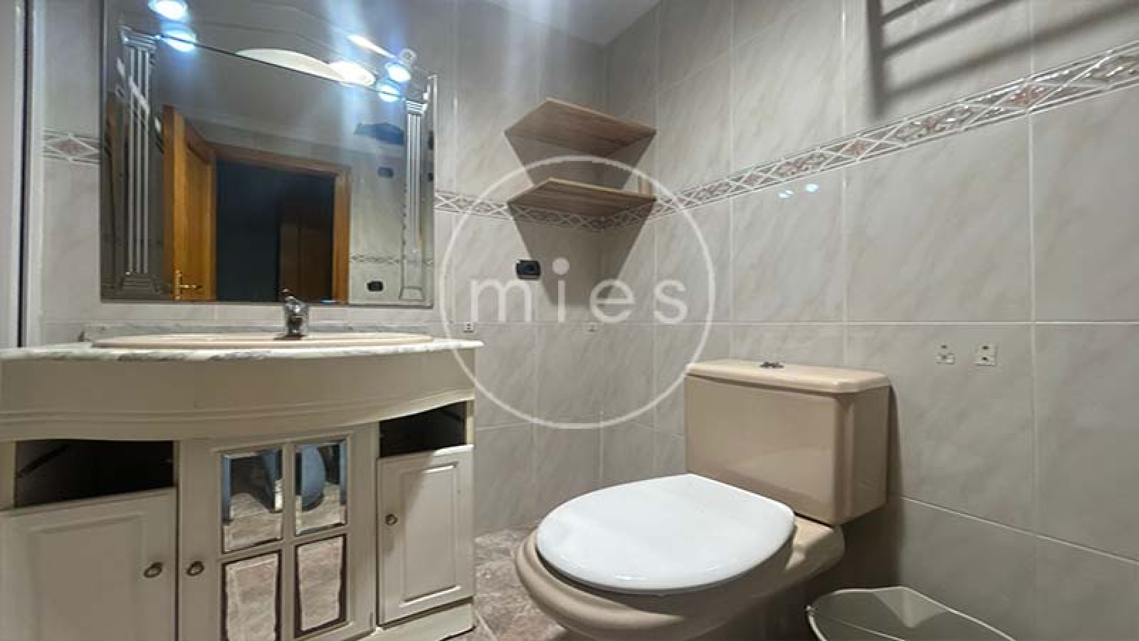  Mies Gestión Inmobiliaria pone a la venta este interesante piso VPO en CON GARAJE, TRASTERO Y PATIO,  ideal para quienes buscan una vivienda con potencial y una excelente ubicación en Paiporta.  La vivienda se encuentra a la entrada del municipio, en una zona muy cómoda donde no es necesario utilizar vehículo para el día a día. En los alrededores dispone de todo tipo de servicios: supermercados, bares, colegios, peluquerías, parada de metro y otros comercios. Paiporta forma parte del área metropolitana de Valencia, dentro de la comarca de l’Horta Sud, y destaca por su ambiente tranquilo y su buena comunicación con la capital.  El piso cuenta con tres habitaciones (dos dobles y una individual), dos cuartos de baño completos (uno con bañera y otro con plato de ducha), salón comedor, cocina independiente y terraza con lavadero.  La distribución es práctica y funcional. Al acceder a la vivienda encontramos un pequeño recibidor que da paso a dos de las habitaciones. Un pasillo conduce al cuarto de baño general, a la habitación principal con baño en suite y al salón comedor. Frente al salón se ubica la cocina, con salida directa a la terraza y al lavadero.  La vivienda está para reformar, lo que permite adaptarla a las necesidades y gustos de su futuro propietario. Gracias a su distribución y a su ubicación, ofrece múltiples posibilidades de renovación y mejora. Ubicada en una finca bien conservada de 1996, con calificación de VPO hasta diciembre de 2026, luego será de renta libre. La vivienda se ubica en la planta baja, y el patio corresponde al deslunado de la finca. Si estás pensando en cambiar de casa o en invertir en una zona con gran demanda, esta es una excelente oportunidad. Ponte en contacto con nosotros y agenda una visita. En Mies Gestión Inmobiliaria estaremos encantados de acompañarte en todo el proceso para que descubras tu próximo hogar en Paiporta.