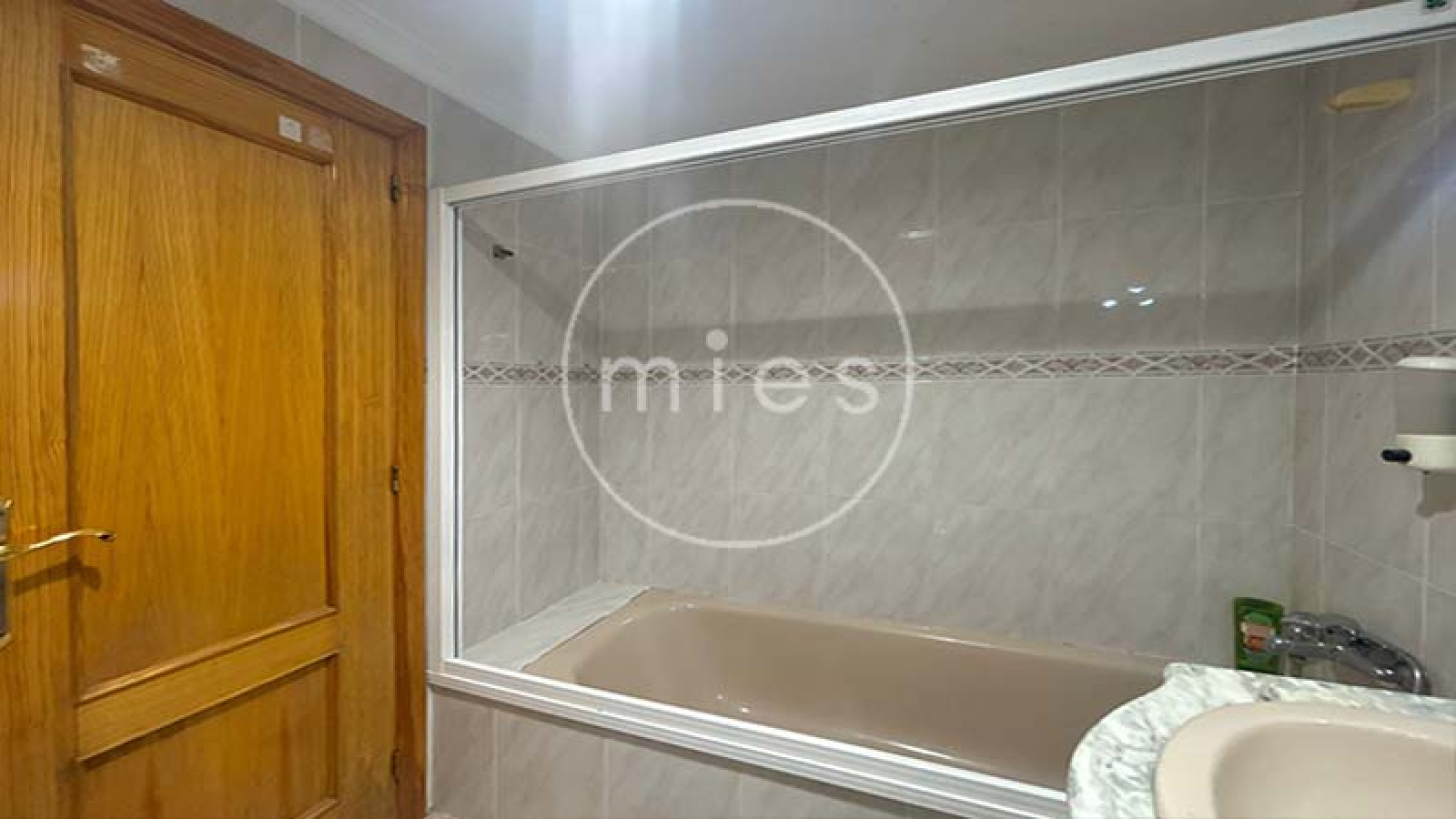  Mies Gestión Inmobiliaria pone a la venta este interesante piso VPO en CON GARAJE, TRASTERO Y PATIO,  ideal para quienes buscan una vivienda con potencial y una excelente ubicación en Paiporta.  La vivienda se encuentra a la entrada del municipio, en una zona muy cómoda donde no es necesario utilizar vehículo para el día a día. En los alrededores dispone de todo tipo de servicios: supermercados, bares, colegios, peluquerías, parada de metro y otros comercios. Paiporta forma parte del área metropolitana de Valencia, dentro de la comarca de l’Horta Sud, y destaca por su ambiente tranquilo y su buena comunicación con la capital.  El piso cuenta con tres habitaciones (dos dobles y una individual), dos cuartos de baño completos (uno con bañera y otro con plato de ducha), salón comedor, cocina independiente y terraza con lavadero.  La distribución es práctica y funcional. Al acceder a la vivienda encontramos un pequeño recibidor que da paso a dos de las habitaciones. Un pasillo conduce al cuarto de baño general, a la habitación principal con baño en suite y al salón comedor. Frente al salón se ubica la cocina, con salida directa a la terraza y al lavadero.  La vivienda está para reformar, lo que permite adaptarla a las necesidades y gustos de su futuro propietario. Gracias a su distribución y a su ubicación, ofrece múltiples posibilidades de renovación y mejora. Ubicada en una finca bien conservada de 1996, con calificación de VPO hasta diciembre de 2026, luego será de renta libre. La vivienda se ubica en la planta baja, y el patio corresponde al deslunado de la finca. Si estás pensando en cambiar de casa o en invertir en una zona con gran demanda, esta es una excelente oportunidad. Ponte en contacto con nosotros y agenda una visita. En Mies Gestión Inmobiliaria estaremos encantados de acompañarte en todo el proceso para que descubras tu próximo hogar en Paiporta.