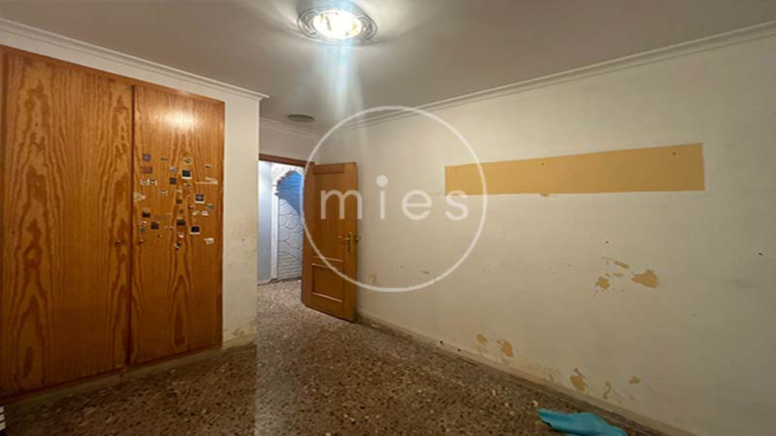  Mies Gestión Inmobiliaria pone a la venta este interesante piso VPO en CON GARAJE, TRASTERO Y PATIO,  ideal para quienes buscan una vivienda con potencial y una excelente ubicación en Paiporta.  La vivienda se encuentra a la entrada del municipio, en una zona muy cómoda donde no es necesario utilizar vehículo para el día a día. En los alrededores dispone de todo tipo de servicios: supermercados, bares, colegios, peluquerías, parada de metro y otros comercios. Paiporta forma parte del área metropolitana de Valencia, dentro de la comarca de l’Horta Sud, y destaca por su ambiente tranquilo y su buena comunicación con la capital.  El piso cuenta con tres habitaciones (dos dobles y una individual), dos cuartos de baño completos (uno con bañera y otro con plato de ducha), salón comedor, cocina independiente y terraza con lavadero.  La distribución es práctica y funcional. Al acceder a la vivienda encontramos un pequeño recibidor que da paso a dos de las habitaciones. Un pasillo conduce al cuarto de baño general, a la habitación principal con baño en suite y al salón comedor. Frente al salón se ubica la cocina, con salida directa a la terraza y al lavadero.  La vivienda está para reformar, lo que permite adaptarla a las necesidades y gustos de su futuro propietario. Gracias a su distribución y a su ubicación, ofrece múltiples posibilidades de renovación y mejora. Ubicada en una finca bien conservada de 1996, con calificación de VPO hasta diciembre de 2026, luego será de renta libre. La vivienda se ubica en la planta baja, y el patio corresponde al deslunado de la finca. Si estás pensando en cambiar de casa o en invertir en una zona con gran demanda, esta es una excelente oportunidad. Ponte en contacto con nosotros y agenda una visita. En Mies Gestión Inmobiliaria estaremos encantados de acompañarte en todo el proceso para que descubras tu próximo hogar en Paiporta.
