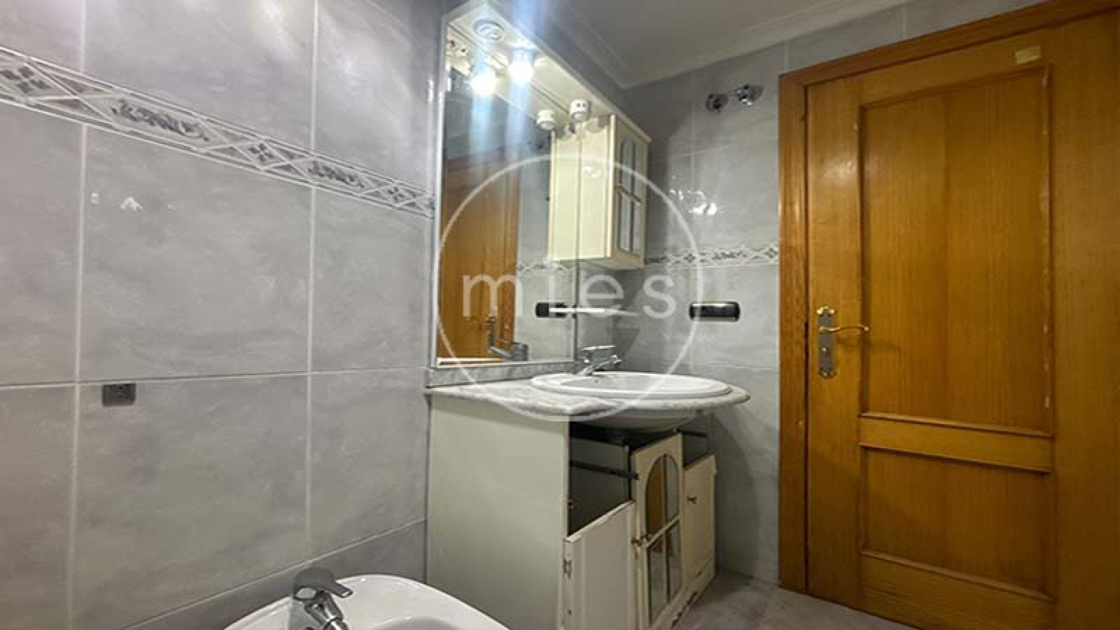  Mies Gestión Inmobiliaria pone a la venta este interesante piso VPO en CON GARAJE, TRASTERO Y PATIO,  ideal para quienes buscan una vivienda con potencial y una excelente ubicación en Paiporta.  La vivienda se encuentra a la entrada del municipio, en una zona muy cómoda donde no es necesario utilizar vehículo para el día a día. En los alrededores dispone de todo tipo de servicios: supermercados, bares, colegios, peluquerías, parada de metro y otros comercios. Paiporta forma parte del área metropolitana de Valencia, dentro de la comarca de l’Horta Sud, y destaca por su ambiente tranquilo y su buena comunicación con la capital.  El piso cuenta con tres habitaciones (dos dobles y una individual), dos cuartos de baño completos (uno con bañera y otro con plato de ducha), salón comedor, cocina independiente y terraza con lavadero.  La distribución es práctica y funcional. Al acceder a la vivienda encontramos un pequeño recibidor que da paso a dos de las habitaciones. Un pasillo conduce al cuarto de baño general, a la habitación principal con baño en suite y al salón comedor. Frente al salón se ubica la cocina, con salida directa a la terraza y al lavadero.  La vivienda está para reformar, lo que permite adaptarla a las necesidades y gustos de su futuro propietario. Gracias a su distribución y a su ubicación, ofrece múltiples posibilidades de renovación y mejora. Ubicada en una finca bien conservada de 1996, con calificación de VPO hasta diciembre de 2026, luego será de renta libre. La vivienda se ubica en la planta baja, y el patio corresponde al deslunado de la finca. Si estás pensando en cambiar de casa o en invertir en una zona con gran demanda, esta es una excelente oportunidad. Ponte en contacto con nosotros y agenda una visita. En Mies Gestión Inmobiliaria estaremos encantados de acompañarte en todo el proceso para que descubras tu próximo hogar en Paiporta.