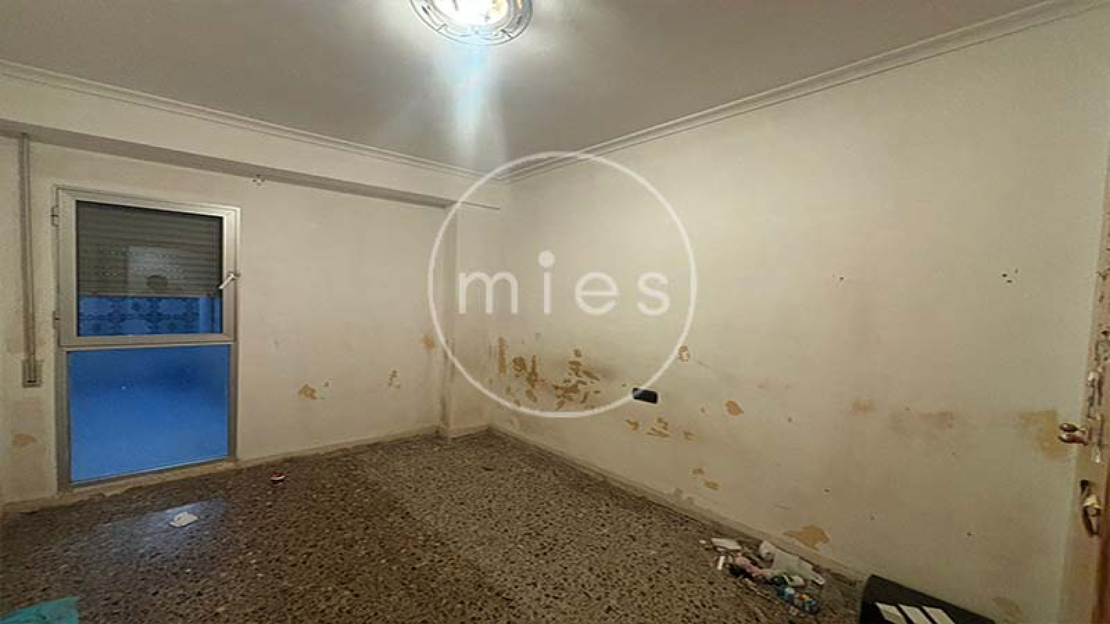  Mies Gestión Inmobiliaria pone a la venta este interesante piso VPO en CON GARAJE, TRASTERO Y PATIO,  ideal para quienes buscan una vivienda con potencial y una excelente ubicación en Paiporta.  La vivienda se encuentra a la entrada del municipio, en una zona muy cómoda donde no es necesario utilizar vehículo para el día a día. En los alrededores dispone de todo tipo de servicios: supermercados, bares, colegios, peluquerías, parada de metro y otros comercios. Paiporta forma parte del área metropolitana de Valencia, dentro de la comarca de l’Horta Sud, y destaca por su ambiente tranquilo y su buena comunicación con la capital.  El piso cuenta con tres habitaciones (dos dobles y una individual), dos cuartos de baño completos (uno con bañera y otro con plato de ducha), salón comedor, cocina independiente y terraza con lavadero.  La distribución es práctica y funcional. Al acceder a la vivienda encontramos un pequeño recibidor que da paso a dos de las habitaciones. Un pasillo conduce al cuarto de baño general, a la habitación principal con baño en suite y al salón comedor. Frente al salón se ubica la cocina, con salida directa a la terraza y al lavadero.  La vivienda está para reformar, lo que permite adaptarla a las necesidades y gustos de su futuro propietario. Gracias a su distribución y a su ubicación, ofrece múltiples posibilidades de renovación y mejora. Ubicada en una finca bien conservada de 1996, con calificación de VPO hasta diciembre de 2026, luego será de renta libre. La vivienda se ubica en la planta baja, y el patio corresponde al deslunado de la finca. Si estás pensando en cambiar de casa o en invertir en una zona con gran demanda, esta es una excelente oportunidad. Ponte en contacto con nosotros y agenda una visita. En Mies Gestión Inmobiliaria estaremos encantados de acompañarte en todo el proceso para que descubras tu próximo hogar en Paiporta.