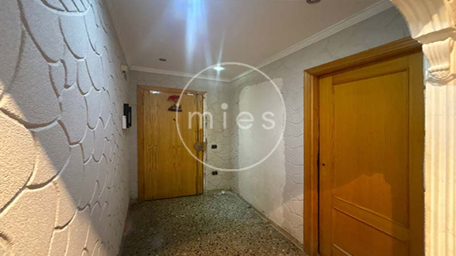  Mies Gestión Inmobiliaria pone a la venta este interesante piso VPO en CON GARAJE, TRASTERO Y PATIO,  ideal para quienes buscan una vivienda con potencial y una excelente ubicación en Paiporta.  La vivienda se encuentra a la entrada del municipio, en una zona muy cómoda donde no es necesario utilizar vehículo para el día a día. En los alrededores dispone de todo tipo de servicios: supermercados, bares, colegios, peluquerías, parada de metro y otros comercios. Paiporta forma parte del área metropolitana de Valencia, dentro de la comarca de l’Horta Sud, y destaca por su ambiente tranquilo y su buena comunicación con la capital.  El piso cuenta con tres habitaciones (dos dobles y una individual), dos cuartos de baño completos (uno con bañera y otro con plato de ducha), salón comedor, cocina independiente y terraza con lavadero.  La distribución es práctica y funcional. Al acceder a la vivienda encontramos un pequeño recibidor que da paso a dos de las habitaciones. Un pasillo conduce al cuarto de baño general, a la habitación principal con baño en suite y al salón comedor. Frente al salón se ubica la cocina, con salida directa a la terraza y al lavadero.  La vivienda está para reformar, lo que permite adaptarla a las necesidades y gustos de su futuro propietario. Gracias a su distribución y a su ubicación, ofrece múltiples posibilidades de renovación y mejora. Ubicada en una finca bien conservada de 1996, con calificación de VPO hasta diciembre de 2026, luego será de renta libre. La vivienda se ubica en la planta baja, y el patio corresponde al deslunado de la finca. Si estás pensando en cambiar de casa o en invertir en una zona con gran demanda, esta es una excelente oportunidad. Ponte en contacto con nosotros y agenda una visita. En Mies Gestión Inmobiliaria estaremos encantados de acompañarte en todo el proceso para que descubras tu próximo hogar en Paiporta.