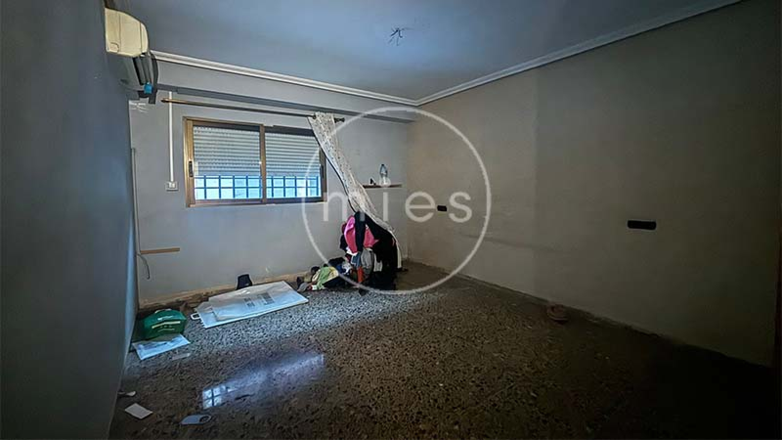  Mies Gestión Inmobiliaria pone a la venta este interesante piso VPO en CON GARAJE, TRASTERO Y PATIO,  ideal para quienes buscan una vivienda con potencial y una excelente ubicación en Paiporta.  La vivienda se encuentra a la entrada del municipio, en una zona muy cómoda donde no es necesario utilizar vehículo para el día a día. En los alrededores dispone de todo tipo de servicios: supermercados, bares, colegios, peluquerías, parada de metro y otros comercios. Paiporta forma parte del área metropolitana de Valencia, dentro de la comarca de l’Horta Sud, y destaca por su ambiente tranquilo y su buena comunicación con la capital.  El piso cuenta con tres habitaciones (dos dobles y una individual), dos cuartos de baño completos (uno con bañera y otro con plato de ducha), salón comedor, cocina independiente y terraza con lavadero.  La distribución es práctica y funcional. Al acceder a la vivienda encontramos un pequeño recibidor que da paso a dos de las habitaciones. Un pasillo conduce al cuarto de baño general, a la habitación principal con baño en suite y al salón comedor. Frente al salón se ubica la cocina, con salida directa a la terraza y al lavadero.  La vivienda está para reformar, lo que permite adaptarla a las necesidades y gustos de su futuro propietario. Gracias a su distribución y a su ubicación, ofrece múltiples posibilidades de renovación y mejora. Ubicada en una finca bien conservada de 1996, con calificación de VPO hasta diciembre de 2026, luego será de renta libre. La vivienda se ubica en la planta baja, y el patio corresponde al deslunado de la finca. Si estás pensando en cambiar de casa o en invertir en una zona con gran demanda, esta es una excelente oportunidad. Ponte en contacto con nosotros y agenda una visita. En Mies Gestión Inmobiliaria estaremos encantados de acompañarte en todo el proceso para que descubras tu próximo hogar en Paiporta.