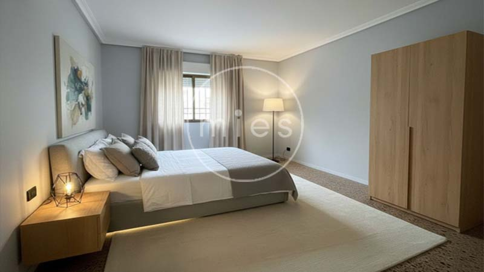  Mies Gestión Inmobiliaria pone a la venta este interesante piso VPO en CON GARAJE, TRASTERO Y PATIO,  ideal para quienes buscan una vivienda con potencial y una excelente ubicación en Paiporta.  La vivienda se encuentra a la entrada del municipio, en una zona muy cómoda donde no es necesario utilizar vehículo para el día a día. En los alrededores dispone de todo tipo de servicios: supermercados, bares, colegios, peluquerías, parada de metro y otros comercios. Paiporta forma parte del área metropolitana de Valencia, dentro de la comarca de l’Horta Sud, y destaca por su ambiente tranquilo y su buena comunicación con la capital.  El piso cuenta con tres habitaciones (dos dobles y una individual), dos cuartos de baño completos (uno con bañera y otro con plato de ducha), salón comedor, cocina independiente y terraza con lavadero.  La distribución es práctica y funcional. Al acceder a la vivienda encontramos un pequeño recibidor que da paso a dos de las habitaciones. Un pasillo conduce al cuarto de baño general, a la habitación principal con baño en suite y al salón comedor. Frente al salón se ubica la cocina, con salida directa a la terraza y al lavadero.  La vivienda está para reformar, lo que permite adaptarla a las necesidades y gustos de su futuro propietario. Gracias a su distribución y a su ubicación, ofrece múltiples posibilidades de renovación y mejora. Ubicada en una finca bien conservada de 1996, con calificación de VPO hasta diciembre de 2026, luego será de renta libre. La vivienda se ubica en la planta baja, y el patio corresponde al deslunado de la finca. Si estás pensando en cambiar de casa o en invertir en una zona con gran demanda, esta es una excelente oportunidad. Ponte en contacto con nosotros y agenda una visita. En Mies Gestión Inmobiliaria estaremos encantados de acompañarte en todo el proceso para que descubras tu próximo hogar en Paiporta.