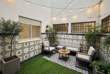  Mies Gestión Inmobiliaria pone a la venta este interesante piso VPO en CON GARAJE, TRASTERO Y PATIO,  ideal para quienes buscan una vivienda con potencial y una excelente ubicación en Paiporta.  La vivienda se encuentra a la entrada del municipio, en una zona muy cómoda donde no es necesario utilizar vehículo para el día a día. En los alrededores dispone de todo tipo de servicios: supermercados, bares, colegios, peluquerías, parada de metro y otros comercios. Paiporta forma parte del área metropolitana de Valencia, dentro de la comarca de l’Horta Sud, y destaca por su ambiente tranquilo y su buena comunicación con la capital.  El piso cuenta con tres habitaciones (dos dobles y una individual), dos cuartos de baño completos (uno con bañera y otro con plato de ducha), salón comedor, cocina independiente y terraza con lavadero.  La distribución es práctica y funcional. Al acceder a la vivienda encontramos un pequeño recibidor que da paso a dos de las habitaciones. Un pasillo conduce al cuarto de baño general, a la habitación principal con baño en suite y al salón comedor. Frente al salón se ubica la cocina, con salida directa a la terraza y al lavadero.  La vivienda está para reformar, lo que permite adaptarla a las necesidades y gustos de su futuro propietario. Gracias a su distribución y a su ubicación, ofrece múltiples posibilidades de renovación y mejora. Ubicada en una finca bien conservada de 1996, con calificación de VPO hasta diciembre de 2026, luego será de renta libre. La vivienda se ubica en la planta baja, y el patio corresponde al deslunado de la finca. Si estás pensando en cambiar de casa o en invertir en una zona con gran demanda, esta es una excelente oportunidad. Ponte en contacto con nosotros y agenda una visita. En Mies Gestión Inmobiliaria estaremos encantados de acompañarte en todo el proceso para que descubras tu próximo hogar en Paiporta.