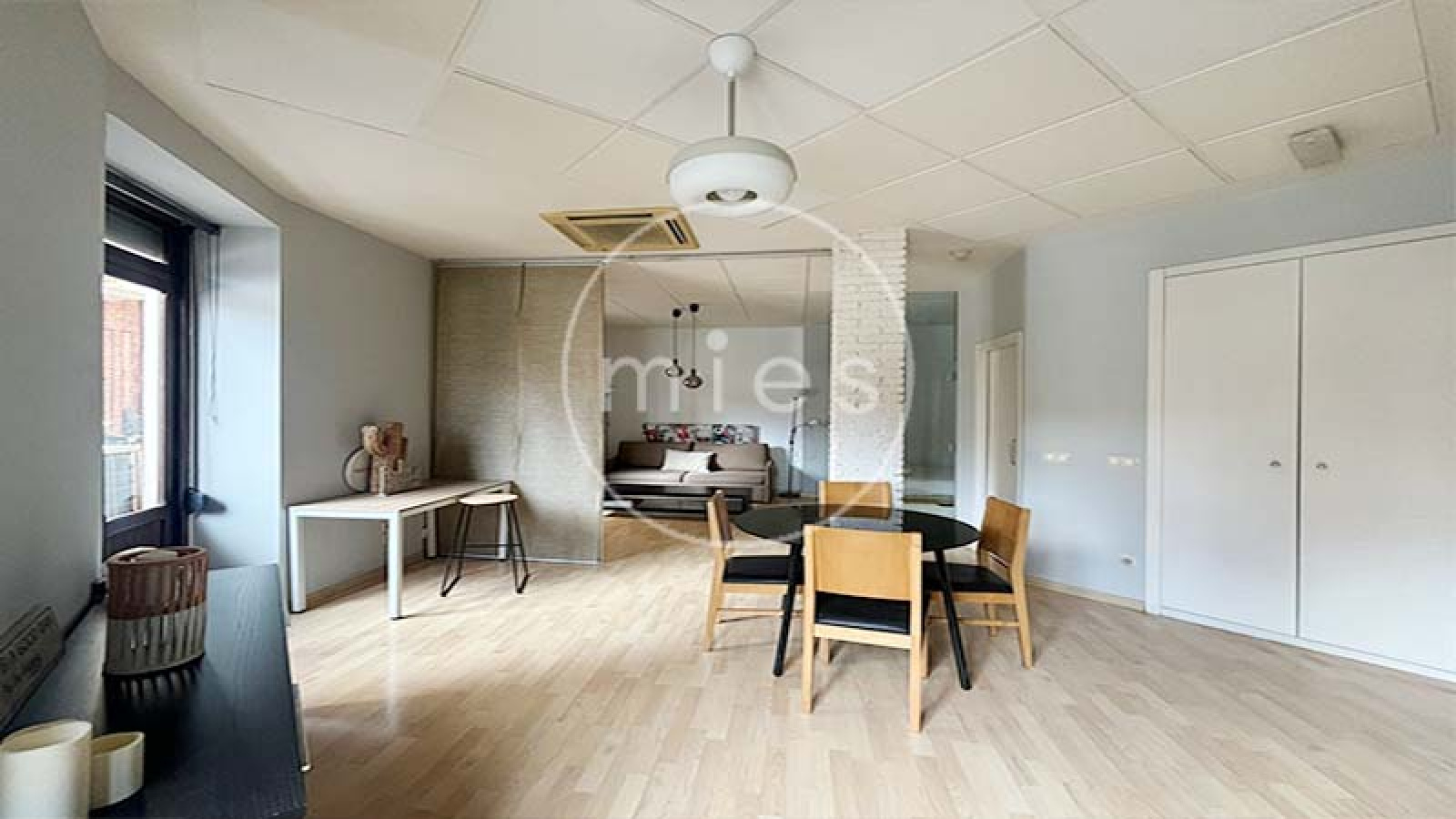 Salón luminoso de piso en alquiler en Ruzafa, Valencia, comercializado por inmobiliaria líder en Torrent