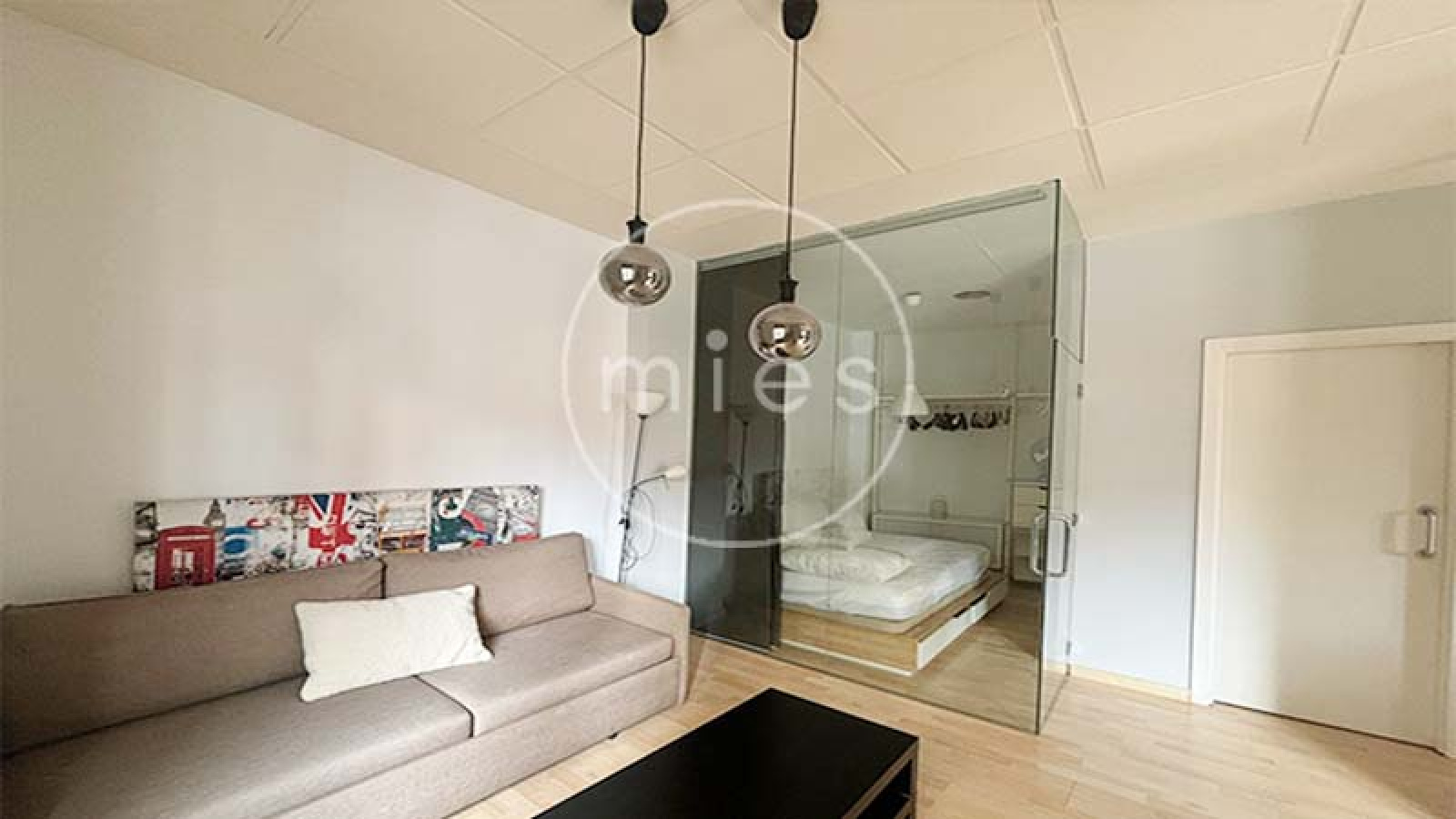 Dormitorio luminoso de piso en alquiler en Ruzafa, Valencia, disponible a través de inmobiliaria de Torrent