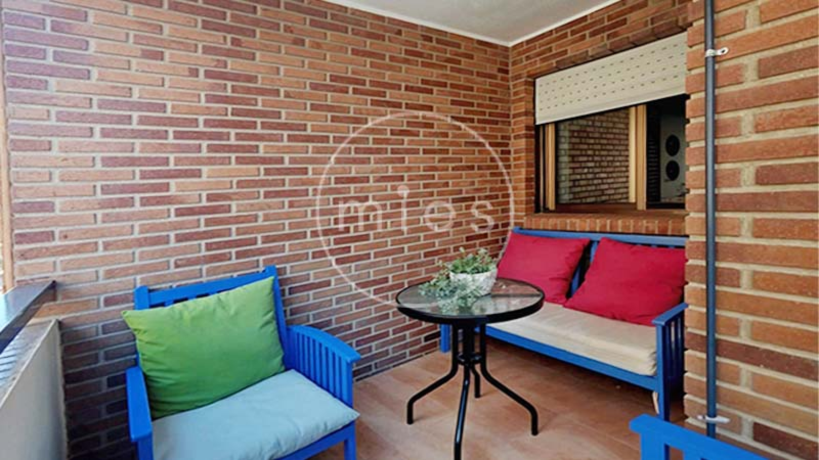 Vivienda amplia y luminosa de 3 habitaciones, con excelente distribución y ventilación natural. Ideal para vivir o invertir. ¡Contacta con MIES Inmobiliaria!