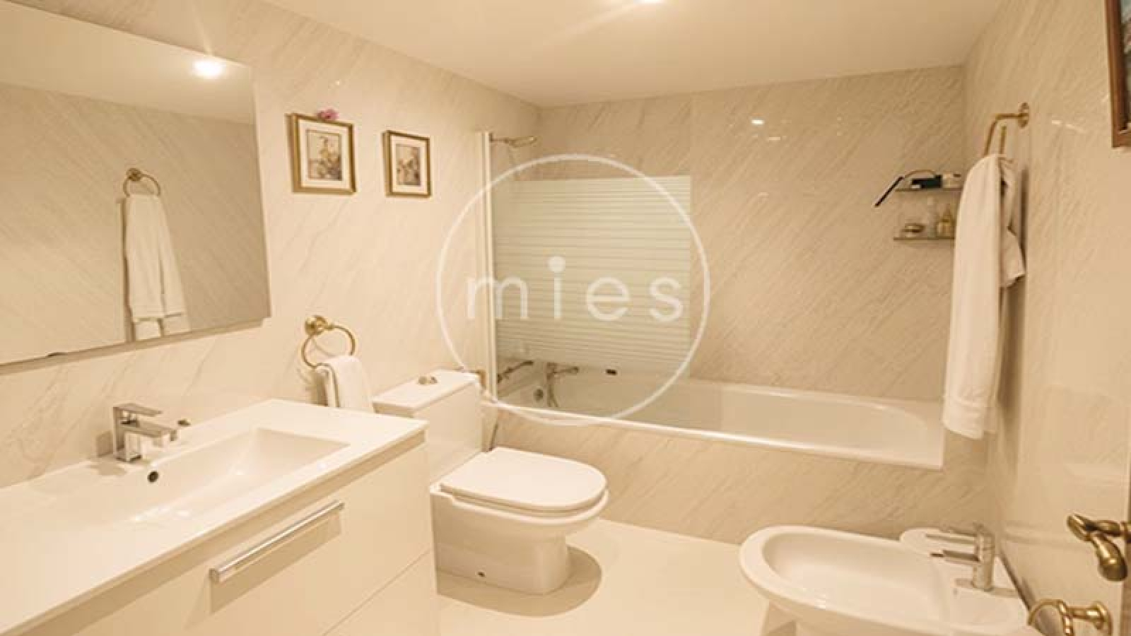 Vivienda amplia y luminosa de 3 habitaciones, con excelente distribución y ventilación natural. Ideal para vivir o invertir. ¡Contacta con MIES Inmobiliaria!