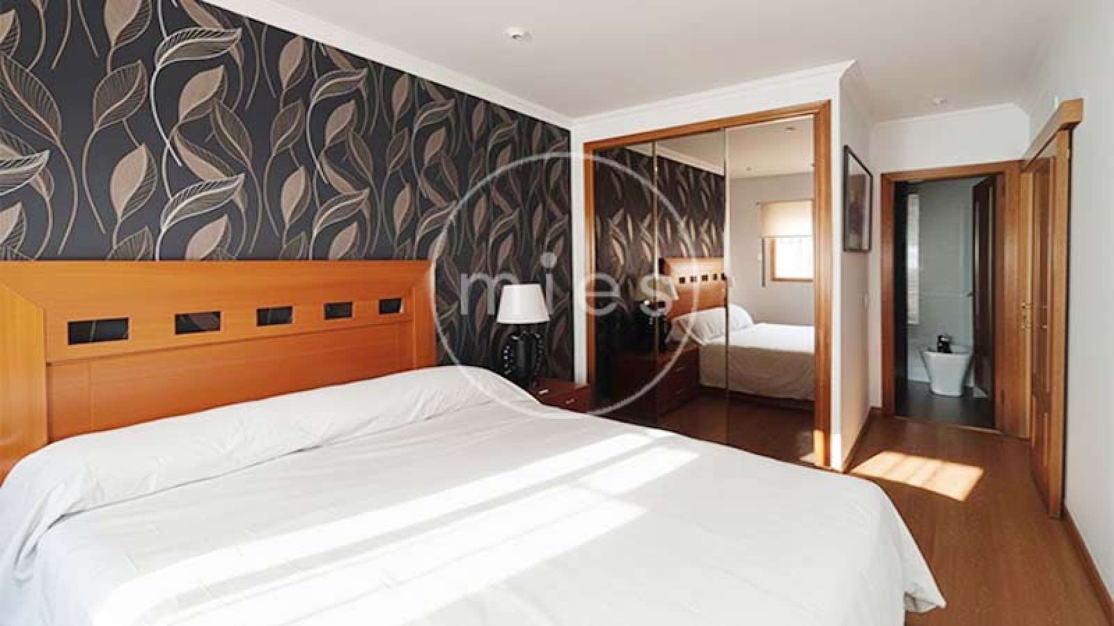 Vivienda amplia y luminosa de 3 habitaciones, con excelente distribución y ventilación natural. Ideal para vivir o invertir. ¡Contacta con MIES Inmobiliaria!