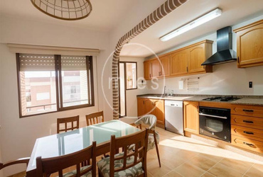 Vivienda amplia y luminosa de 3 habitaciones, con excelente distribución y ventilación natural. Ideal para vivir o invertir. ¡Contacta con MIES Inmobiliaria!