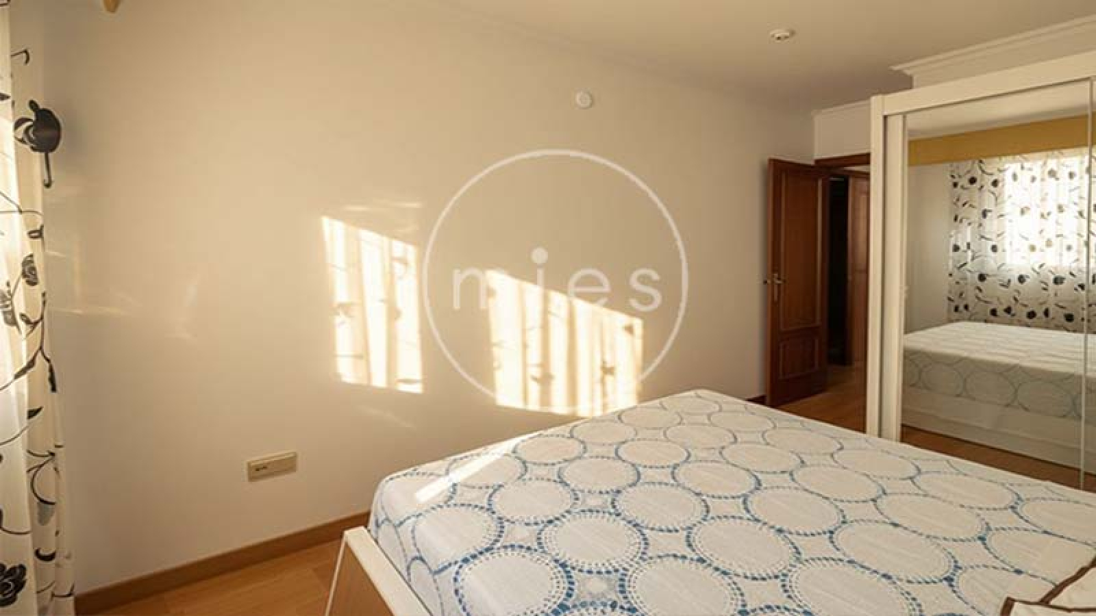 Vivienda amplia y luminosa de 3 habitaciones, con excelente distribución y ventilación natural. Ideal para vivir o invertir. ¡Contacta con MIES Inmobiliaria!