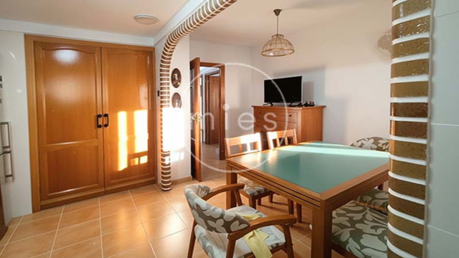 Vivienda amplia y luminosa de 3 habitaciones, con excelente distribución y ventilación natural. Ideal para vivir o invertir. ¡Contacta con MIES Inmobiliaria!