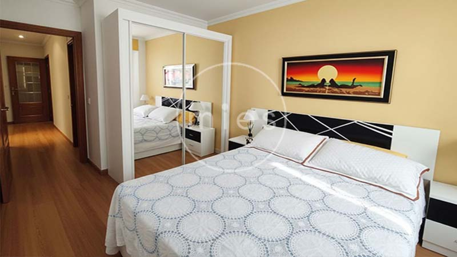 Vivienda amplia y luminosa de 3 habitaciones, con excelente distribución y ventilación natural. Ideal para vivir o invertir. ¡Contacta con MIES Inmobiliaria!