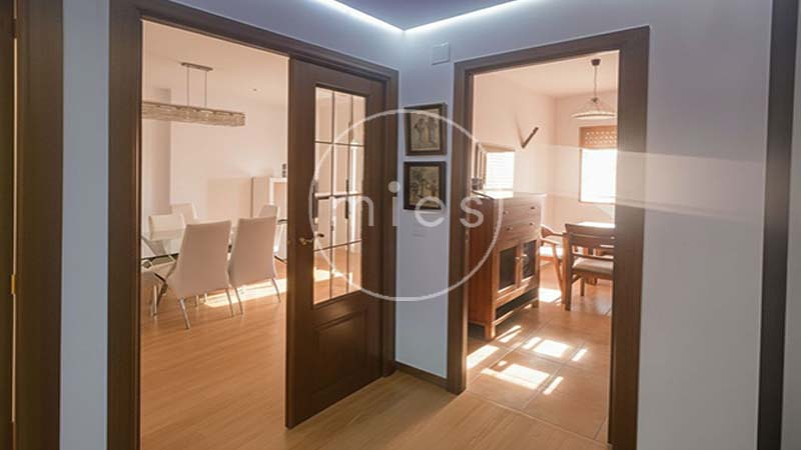 Vivienda amplia y luminosa de 3 habitaciones, con excelente distribución y ventilación natural. Ideal para vivir o invertir. ¡Contacta con MIES Inmobiliaria!