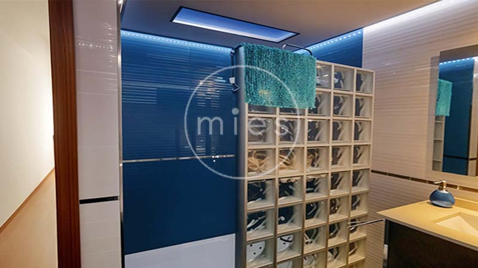 Vivienda amplia y luminosa de 3 habitaciones, con excelente distribución y ventilación natural. Ideal para vivir o invertir. ¡Contacta con MIES Inmobiliaria!