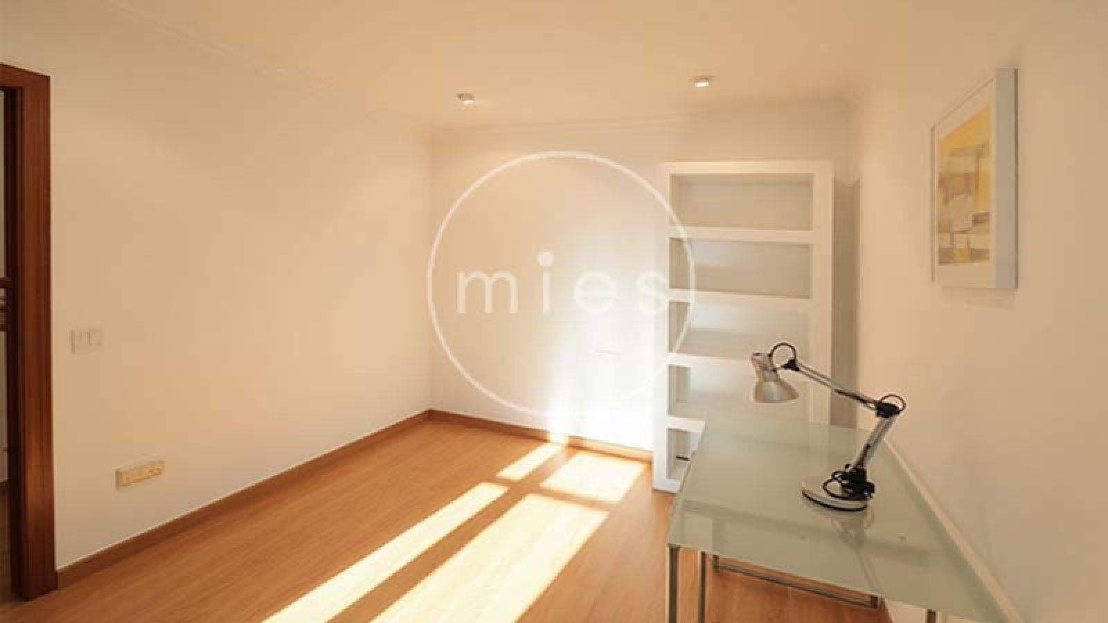 Vivienda amplia y luminosa de 3 habitaciones, con excelente distribución y ventilación natural. Ideal para vivir o invertir. ¡Contacta con MIES Inmobiliaria!