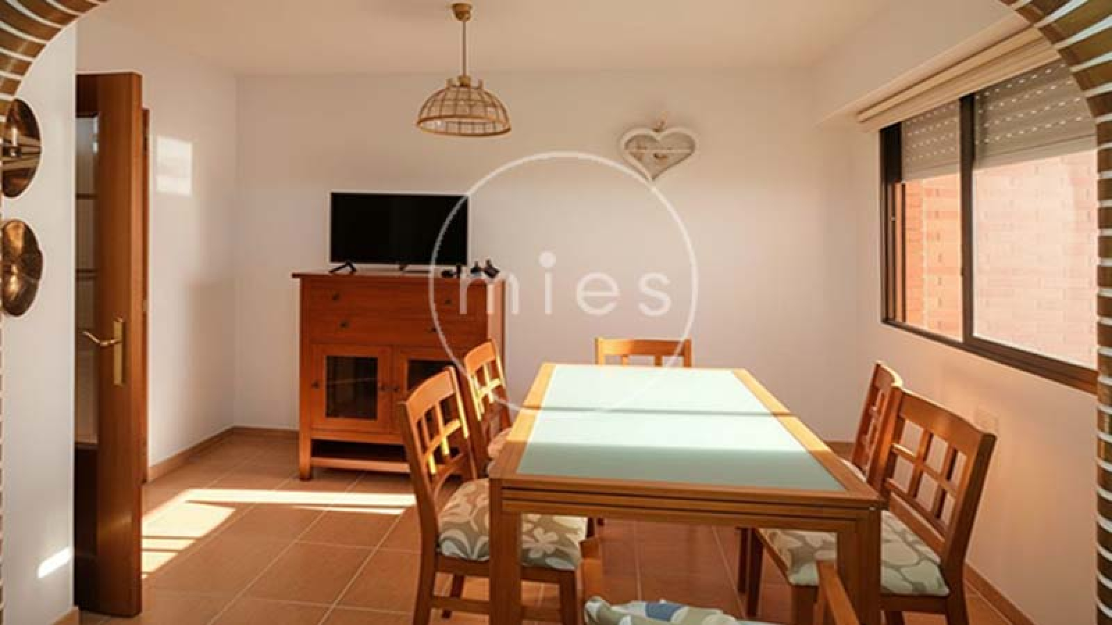 Vivienda amplia y luminosa de 3 habitaciones, con excelente distribución y ventilación natural. Ideal para vivir o invertir. ¡Contacta con MIES Inmobiliaria!