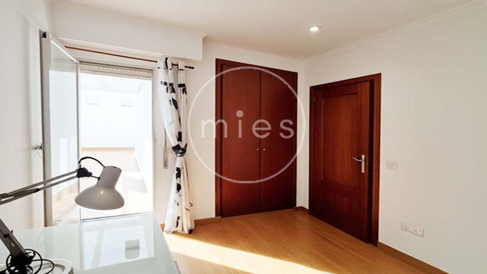 Vivienda amplia y luminosa de 3 habitaciones, con excelente distribución y ventilación natural. Ideal para vivir o invertir. ¡Contacta con MIES Inmobiliaria!