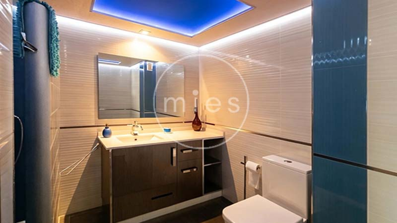 Vivienda amplia y luminosa de 3 habitaciones, con excelente distribución y ventilación natural. Ideal para vivir o invertir. ¡Contacta con MIES Inmobiliaria!