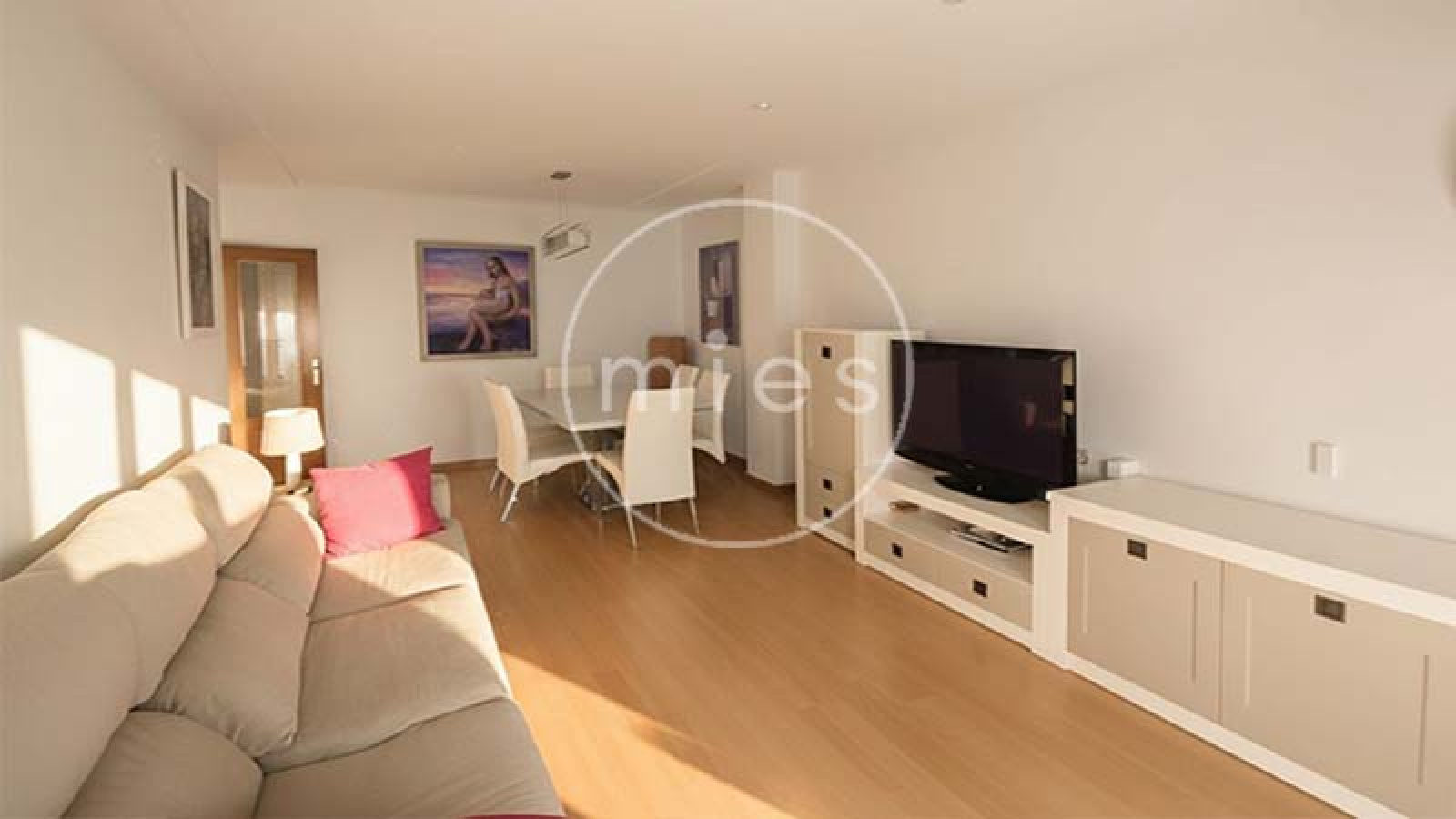 Vivienda amplia y luminosa de 3 habitaciones, con excelente distribución y ventilación natural. Ideal para vivir o invertir. ¡Contacta con MIES Inmobiliaria!