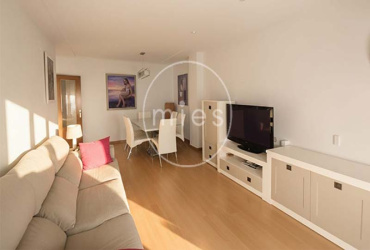 Vivienda amplia y luminosa de 3 habitaciones, con excelente distribución y ventilación natural. Ideal para vivir o invertir. ¡Contacta con MIES Inmobiliaria!