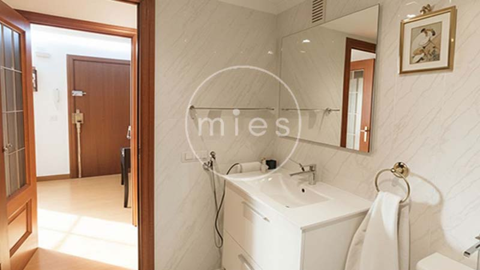 Vivienda amplia y luminosa de 3 habitaciones, con excelente distribución y ventilación natural. Ideal para vivir o invertir. ¡Contacta con MIES Inmobiliaria!