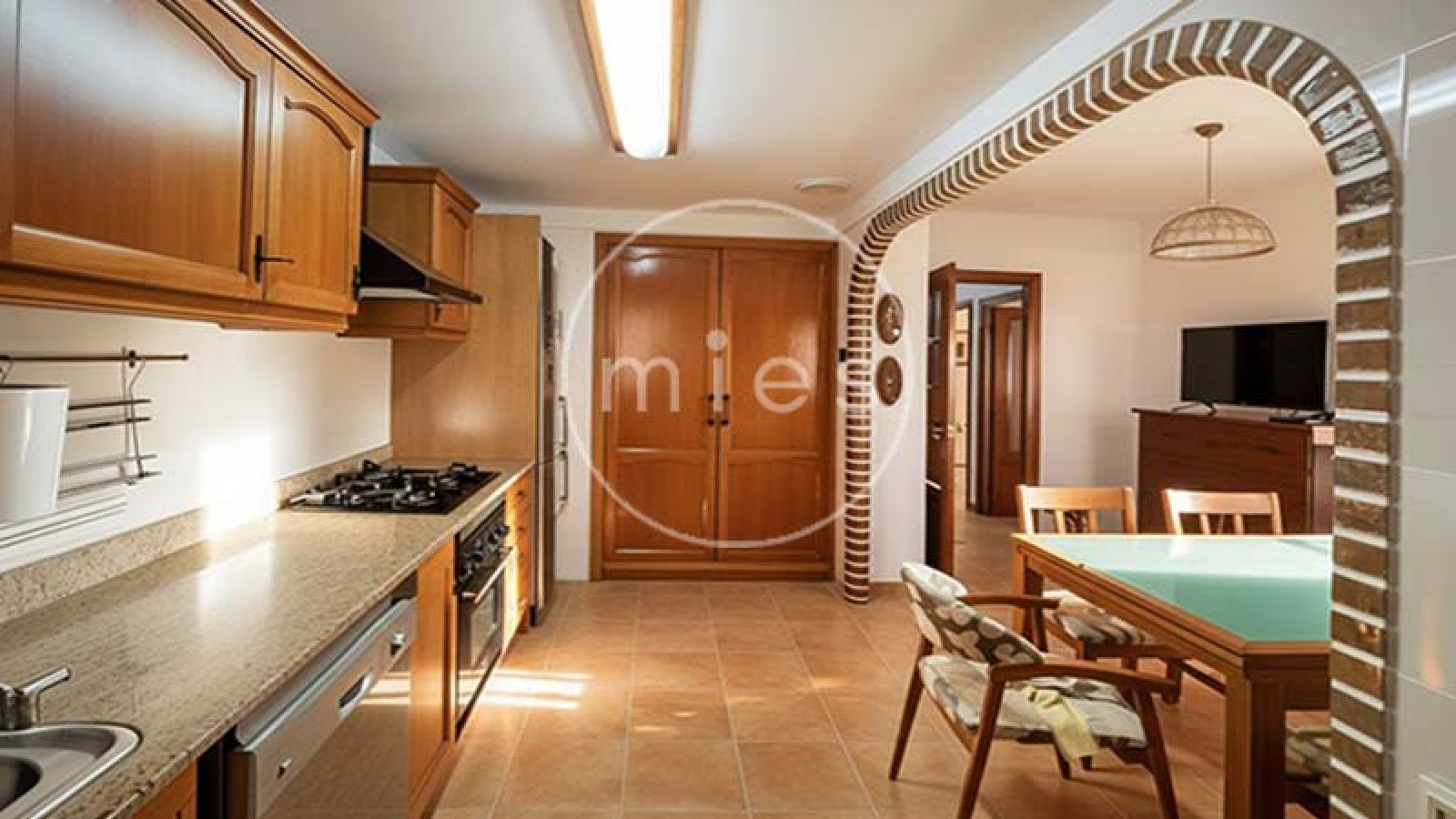 Vivienda amplia y luminosa de 3 habitaciones, con excelente distribución y ventilación natural. Ideal para vivir o invertir. ¡Contacta con MIES Inmobiliaria!