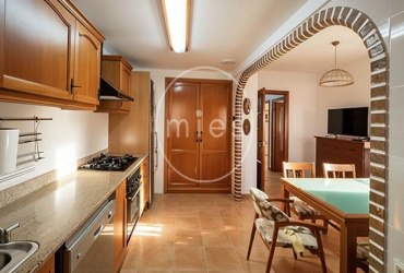 Vivienda amplia y luminosa de 3 habitaciones, con excelente distribución y ventilación natural. Ideal para vivir o invertir. ¡Contacta con MIES Inmobiliaria!