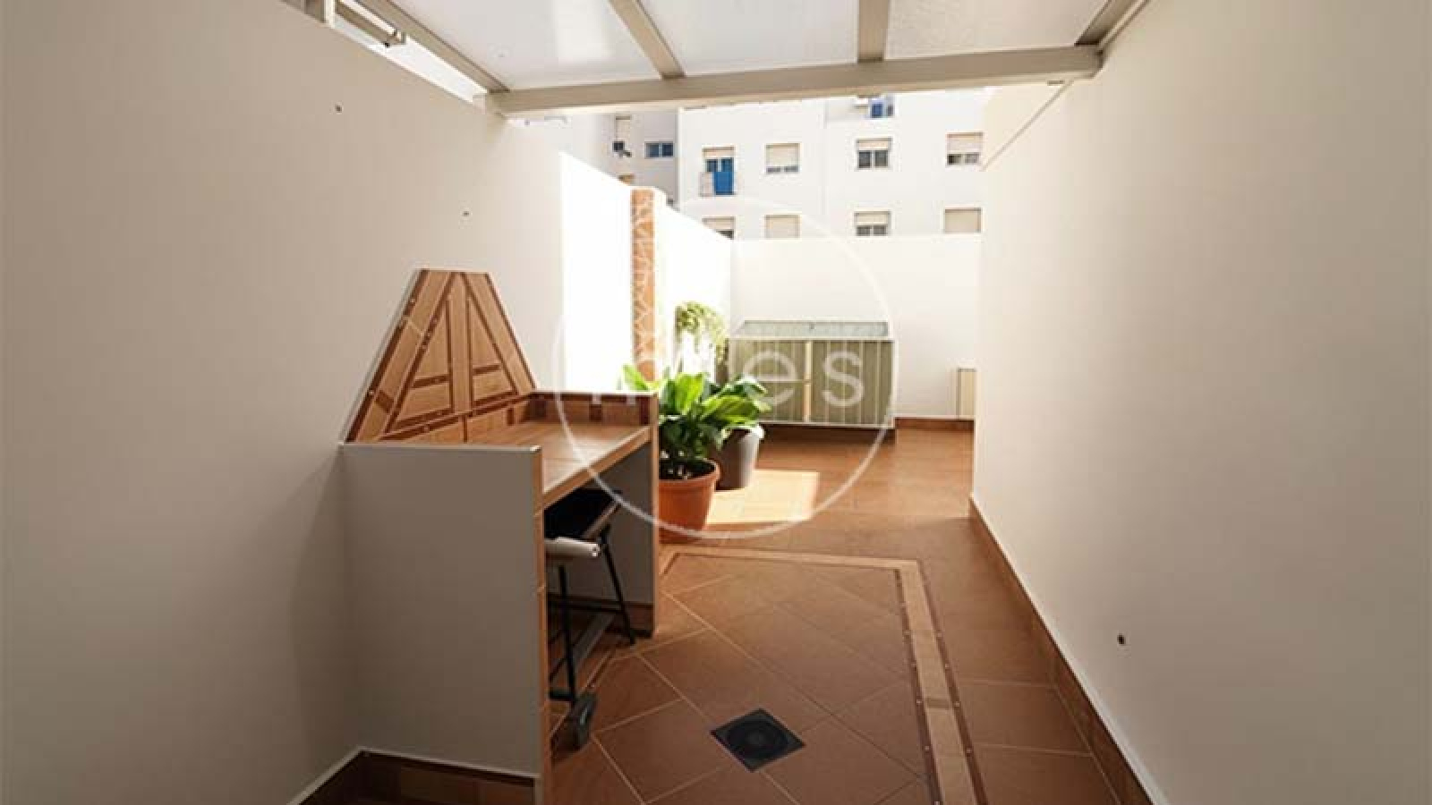 Vivienda amplia y luminosa de 3 habitaciones, con excelente distribución y ventilación natural. Ideal para vivir o invertir. ¡Contacta con MIES Inmobiliaria!