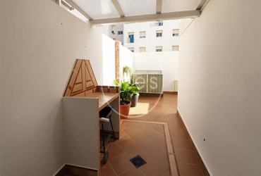 Vivienda amplia y luminosa de 3 habitaciones, con excelente distribución y ventilación natural. Ideal para vivir o invertir. ¡Contacta con MIES Inmobiliaria!