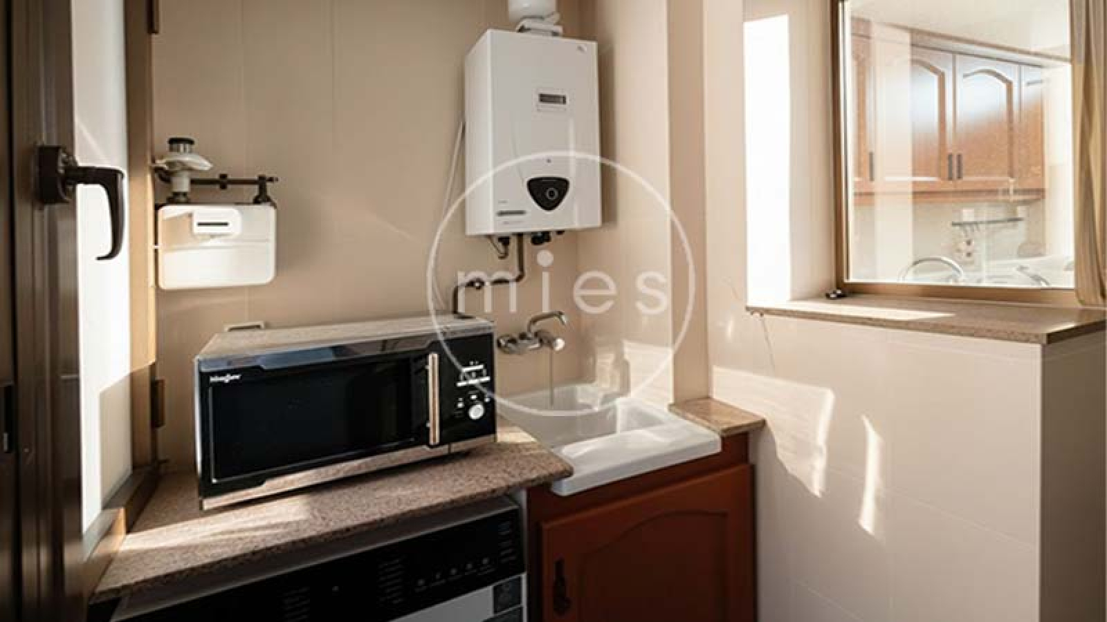 Vivienda amplia y luminosa de 3 habitaciones, con excelente distribución y ventilación natural. Ideal para vivir o invertir. ¡Contacta con MIES Inmobiliaria!