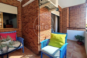 Vivienda amplia y luminosa de 3 habitaciones, con excelente distribución y ventilación natural. Ideal para vivir o invertir. ¡Contacta con MIES Inmobiliaria!