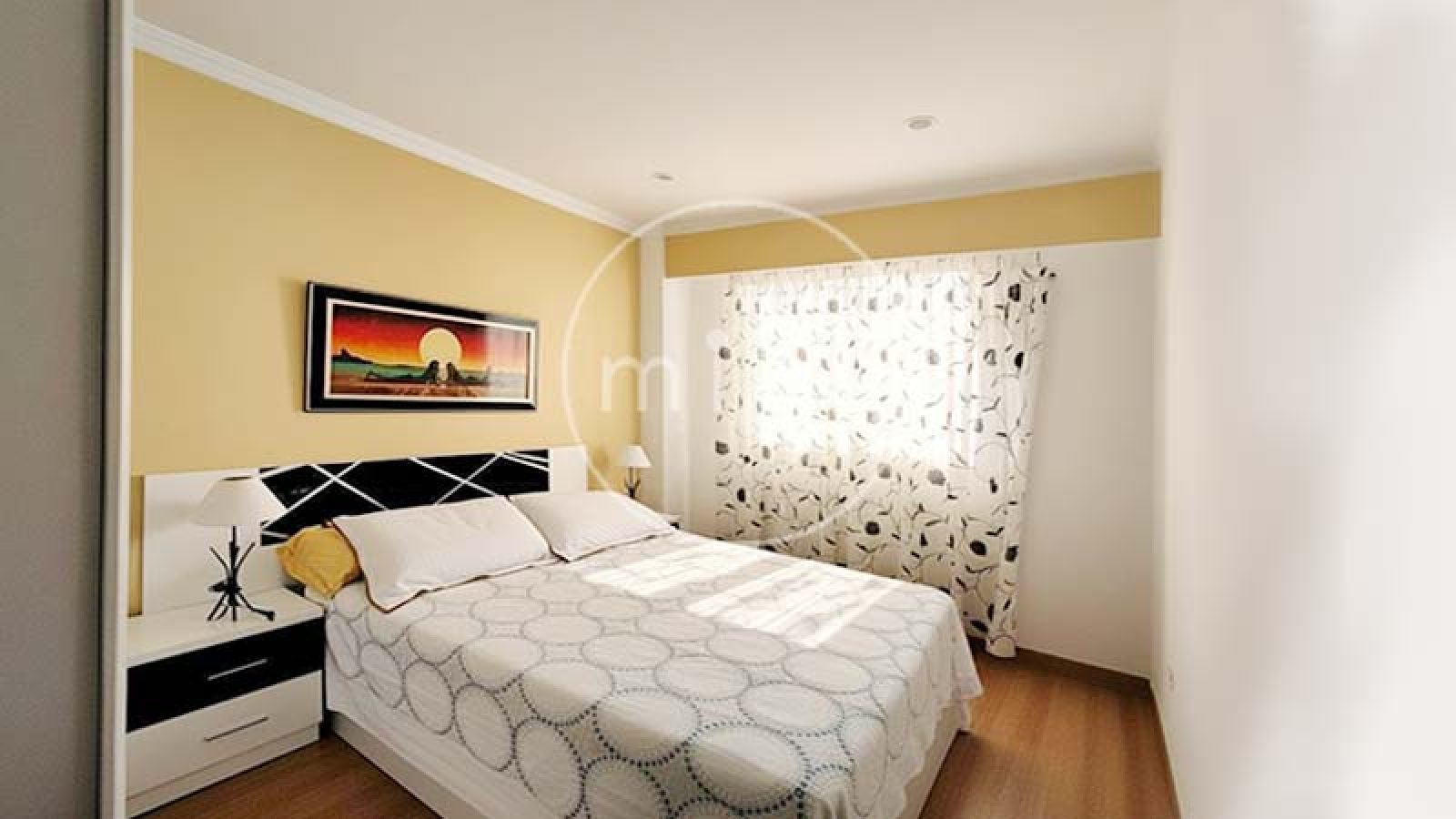 Vivienda amplia y luminosa de 3 habitaciones, con excelente distribución y ventilación natural. Ideal para vivir o invertir. ¡Contacta con MIES Inmobiliaria!