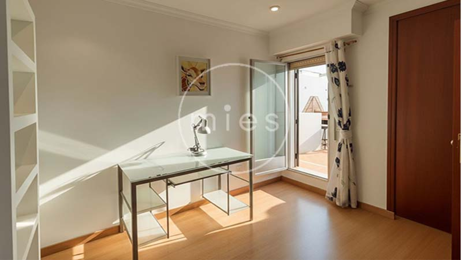 Vivienda amplia y luminosa de 3 habitaciones, con excelente distribución y ventilación natural. Ideal para vivir o invertir. ¡Contacta con MIES Inmobiliaria!