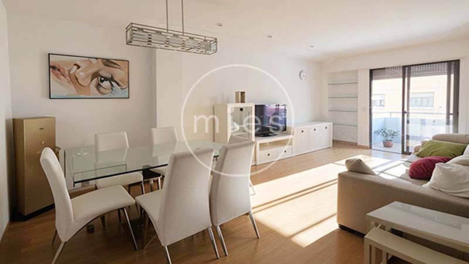 Vivienda amplia y luminosa de 3 habitaciones, con excelente distribución y ventilación natural. Ideal para vivir o invertir. ¡Contacta con MIES Inmobiliaria!